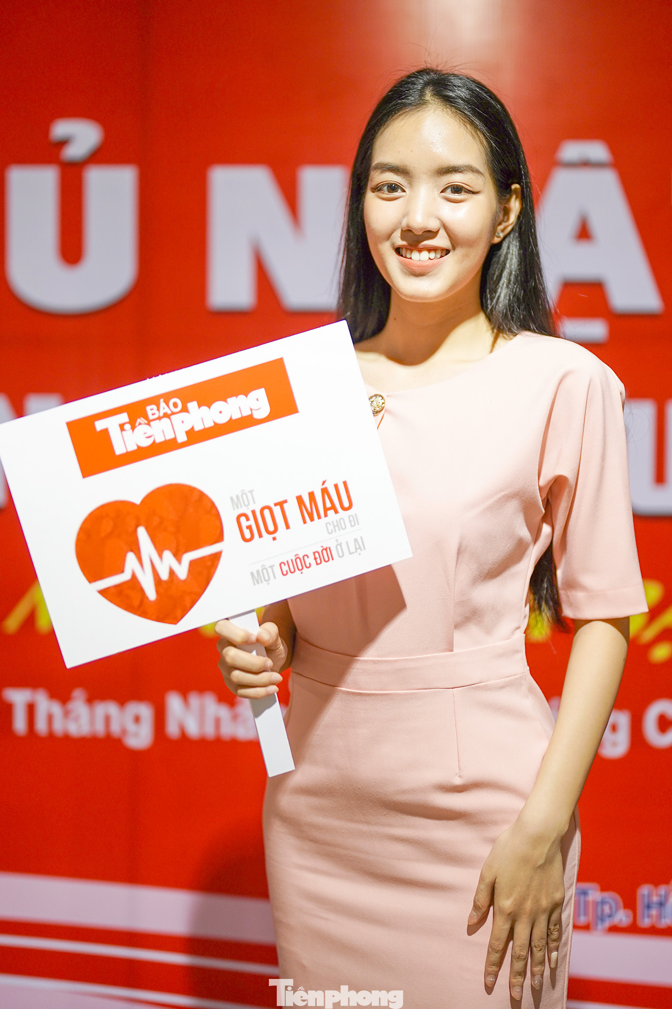 Người đẹp Thời trang cuộc thi Hoa hậu Việt Nam 2022 Trần Lê Mai Chi check in với khẩu hiệu của sự kiện Chủ nhật Đỏ. Người đẹp Thời trang cuộc thi Hoa hậu Việt Nam 2022 Trần Lê Mai Chi check in với khẩu hiệu của sự kiện Chủ nhật Đỏ.