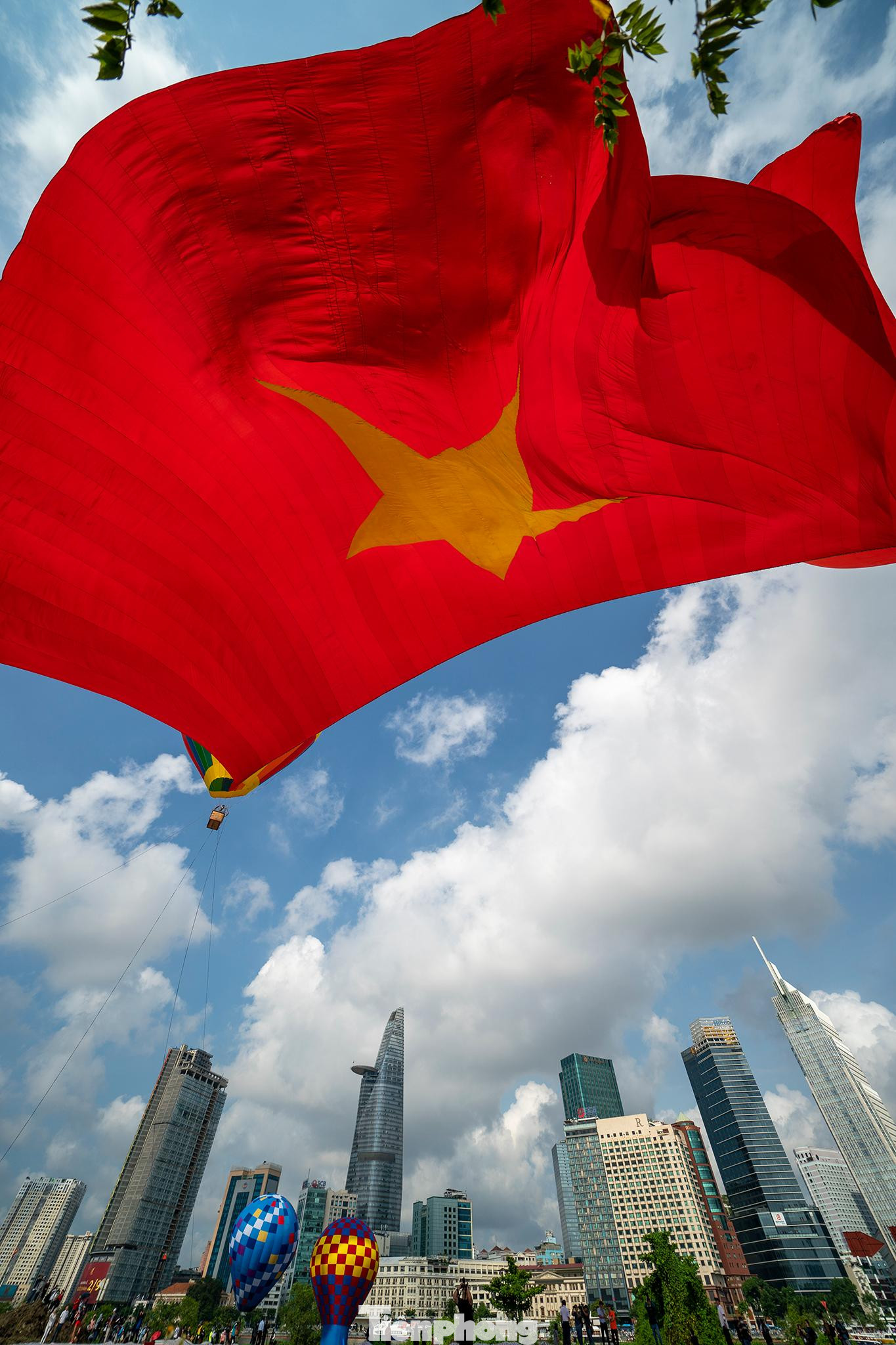 Trong năm 2021, TPHCM đã 4 lần không tổ chức bắn pháo hoa vào các dịp 30/4, 2/9, Tết Dương lịch và Tết Nguyên đán nhằm hạn chế tụ tập đông người trong bối cảnh COVID-19 bùng phát. Đến 30/4 năm 2022, thành phố mới bắn pháo hoa trở lại.