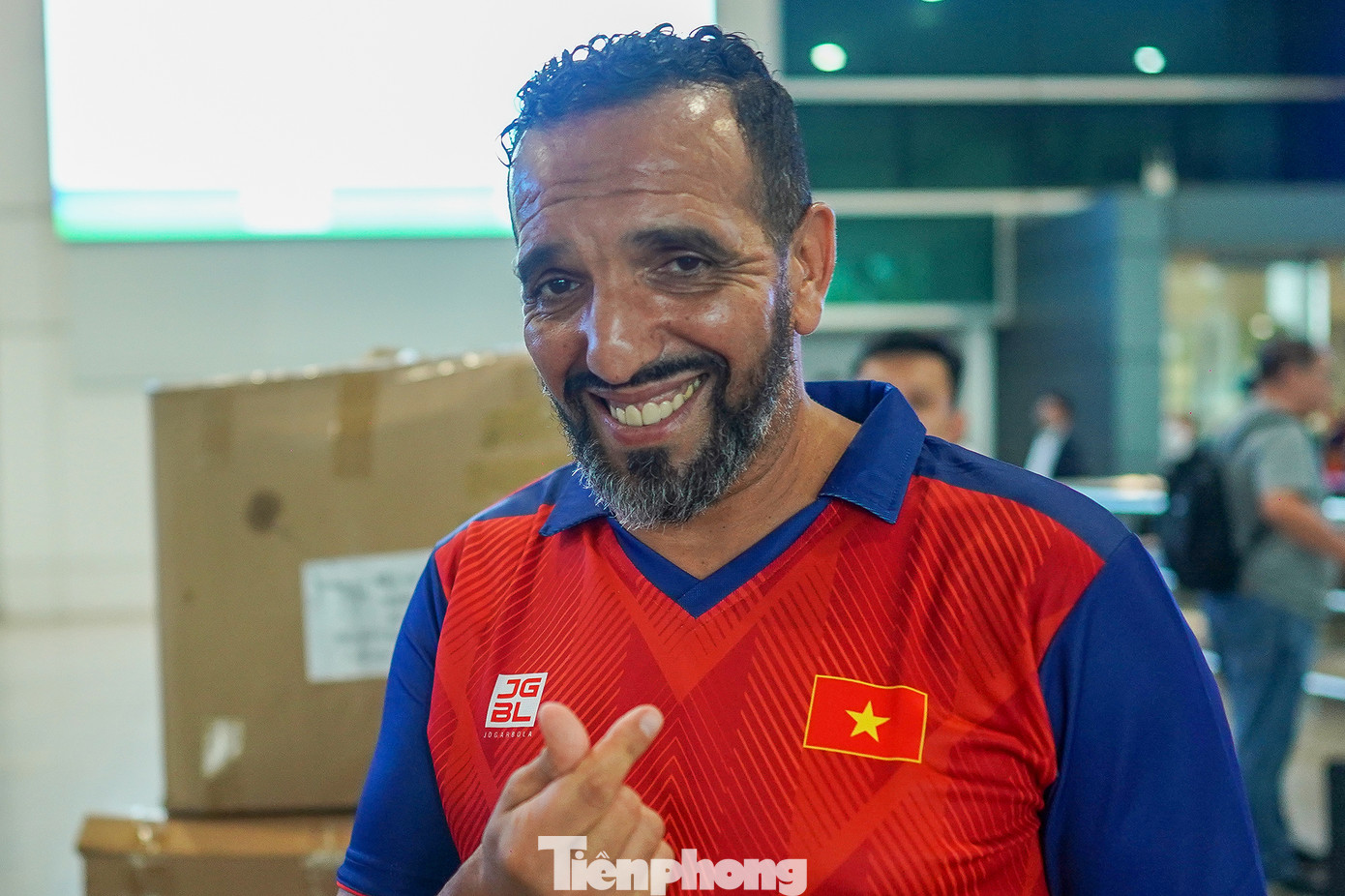 Trợ lý Moulay Azzeggouarh thả tim với người hâm mộ Việt Nam. Sau trận đấu trên sân Olympic chiều 13/5, Komang Trisnanda (thành viên BHL Indonesia) chạy vào sân ăn mừng cùng đồng đội. Khi đi qua nhóm cầu thủ Việt Nam, anh cố tình dừng lại rồi hét lớn. Chính Trợ lý Moulay Azzeggouarh là người phản ứng hành động của Komang Trisnanda về sự tôn trọng dành cho người khác.