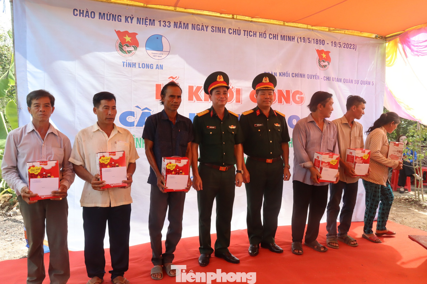 Bên cạnh khởi công công trình cầu Kênh 30/4, Ban Thường vụ Tỉnh Đoàn còn phối hợp với Đoàn khối chính quyền và Đoàn Quân sự Quận 5 (TPHCM) tổ chức chương trình trao tặng 100 phần quà cho người dân có hoàn cảnh khó khăn và học sinh nghèo hiếu học. Ngoài ra, một hoạt động đang diễn ra song song tại xã Vĩnh Bửu là khám chữa bệnh, cấp phát thuốc và tặng quà cho 300 người dân địa phương của các y, bác sĩ thuộc Bệnh viện Đại học Y dược TPHCM.