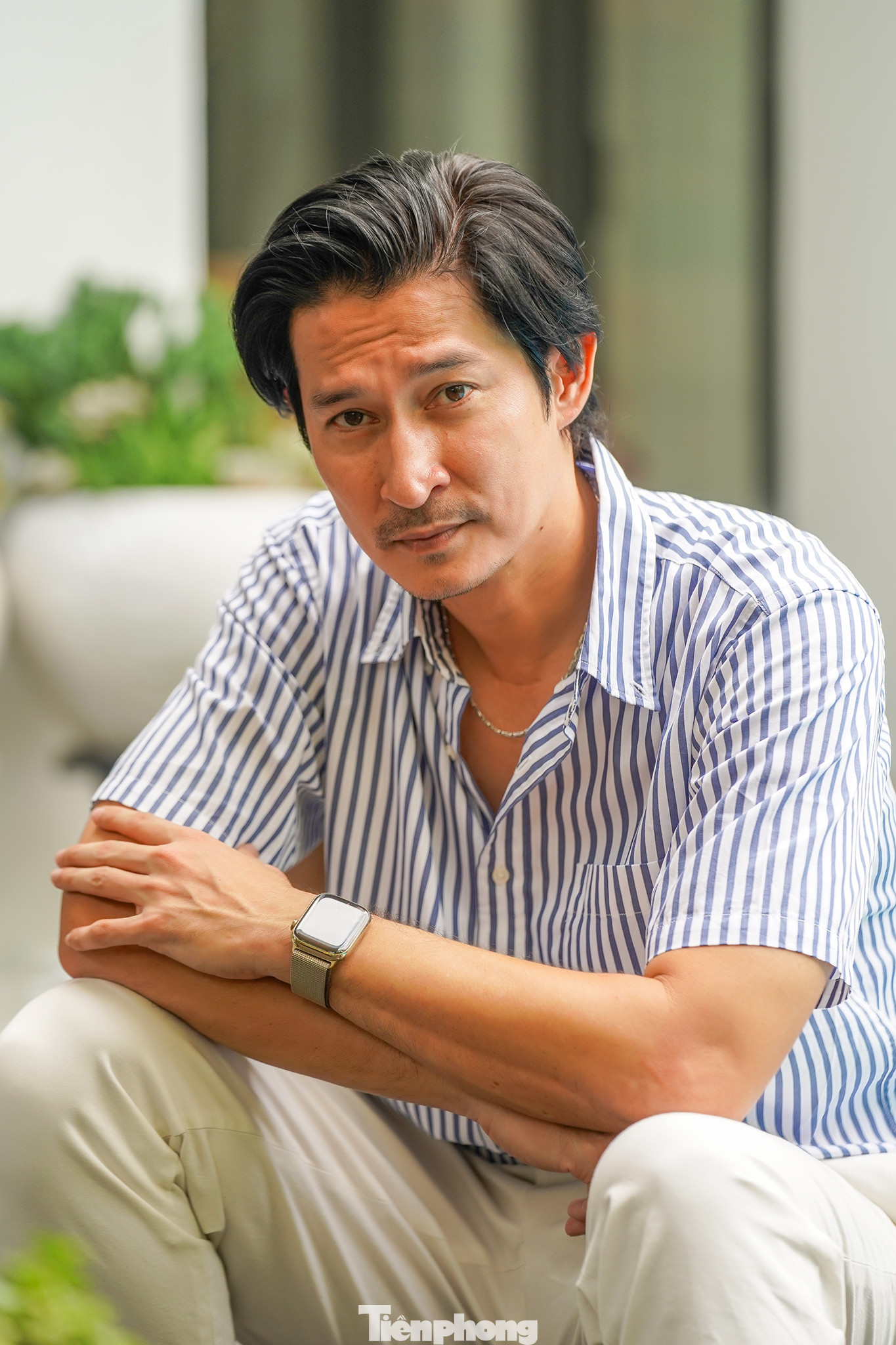 Trong cuộc gặp với Tiền Phong, Huy Khánh xuất hiện với ngoại hình bảnh bao, khác với hình tượng gã sở khanh, cưỡng bức vợ bạn thân.