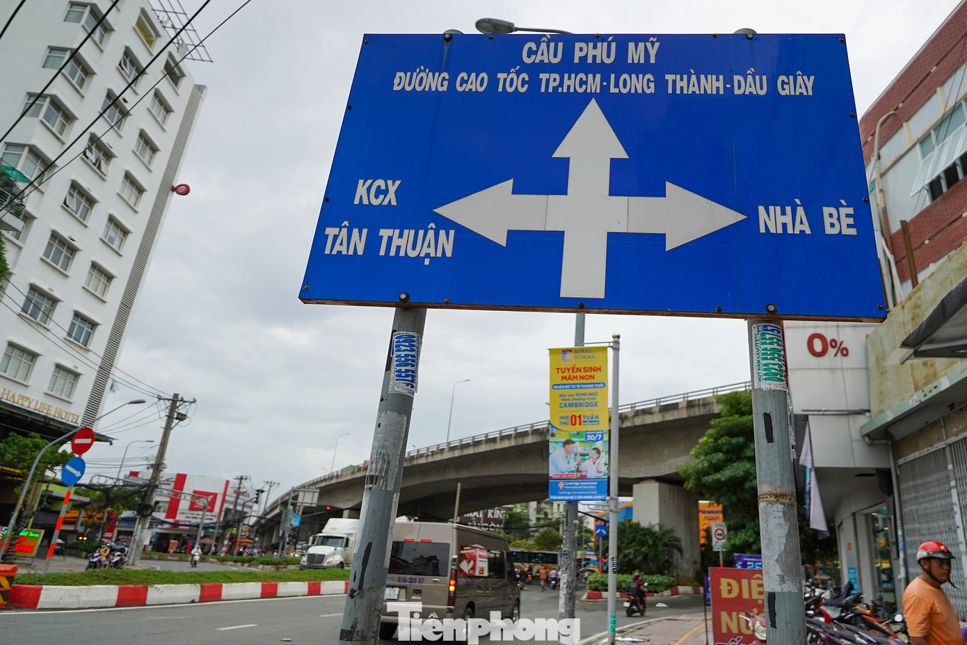 Góc nhìn đường dẫn từ đường Nguyễn Thị Thập, ngay vòng xoay cắt với Huỳnh Tấn Phát.