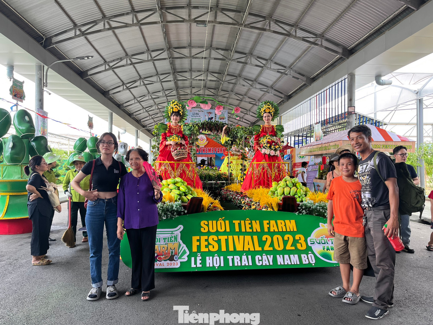 Lễ hội gồm các hoạt động chính: Chợ trái cây đặc sản, Hội thi trái ngon, an toàn Nam Bộ lần thứ 12, Hội thi nghệ thuật tạo hình bằng trái cây, Bộ sưu tập trái cây khổng lồ; các hoạt động về ẩm thực với hơn 20 món ăn được chế biến từ trái cây và những món ăn đặc trưng của các vùng, miền trên cả nước... Triển lãm với chủ đề Suối Tiên 30 năm hình thành và phát triển, diễu hành Bách quả tứ quý thần tiên hội và các chương trình nghệ thuật đặc sắc.