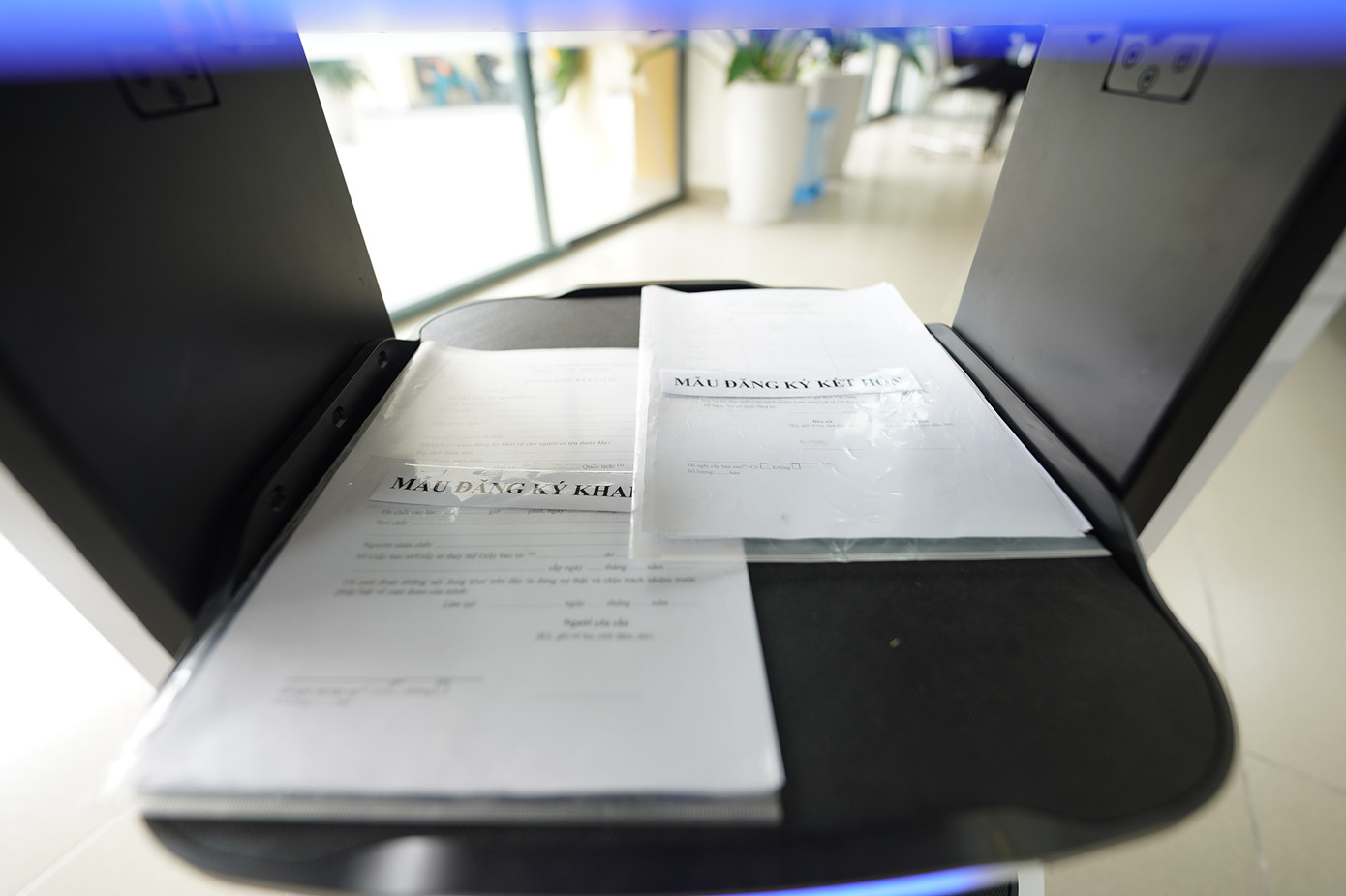 Ông Lê Văn Hải, một người dân, thích thú: "Thấy nó dễ thương lắm, chạy lòng vòng mà không va chạm ai hết, rất lịch sự xin nhường đường. Ngồi nghỉ, chờ nhận hồ sơ mà được robot phục vụ nước, kẹo... thì lần đầu tôi mới thấy. Nãy tôi còn tò mò kêu nó dẫn tôi lại quầy làm thủ tục".