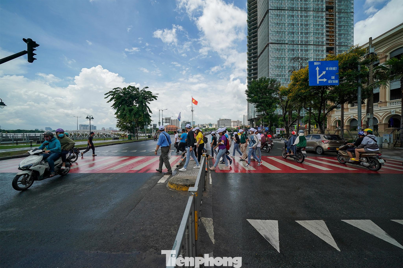 Du khách hướng về cột cờ Thủ Ngữ. Cột cờ Thủ Ngữ ngay từ khi xây dựng vào năm 1865 đã có cấu trúc đặc biệt: Ngoài cột cờ cao bên sông Sài Gòn, tổng thể công trình này còn có ba tầng giật cấp. Phần dưới cùng là nền cao, phía trên xây một ngôi nhà bao quanh chân cột cờ và gian chính giữa cao hơn có phần mái hình bát giác.