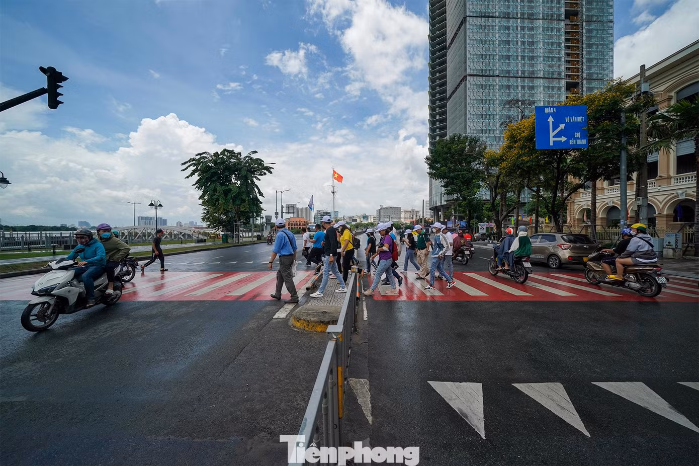 Du khách hướng về cột cờ Thủ Ngữ. Cột cờ Thủ Ngữ ngay từ khi xây dựng vào năm 1865 đã có cấu trúc đặc biệt: Ngoài cột cờ cao bên sông Sài Gòn, tổng thể công trình này còn có ba tầng giật cấp. Phần dưới cùng là nền cao, phía trên xây một ngôi nhà bao quanh chân cột cờ và gian chính giữa cao hơn có phần mái hình bát giác.