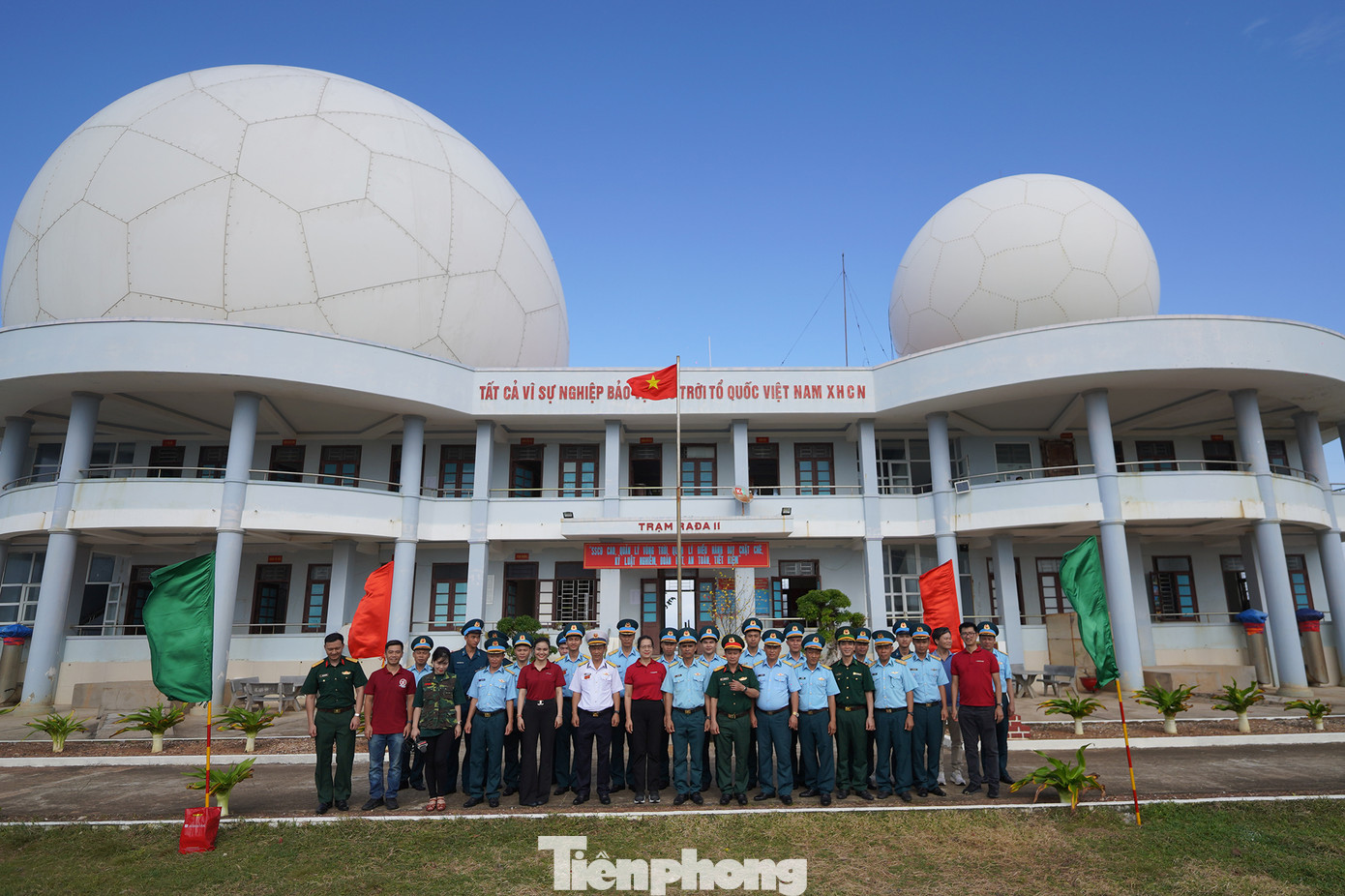 Đoàn công tác thăm "đôi mắt" của đảo Trường Sa Lớn.