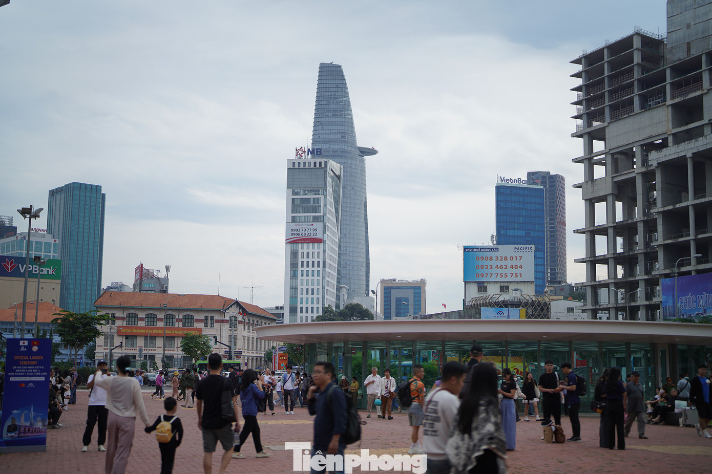 Nhiều gia đình đến ga trung tâm từ rất sớm để mong trải nghiệm tuyến tàu điện đầu tiên của TPHCM.