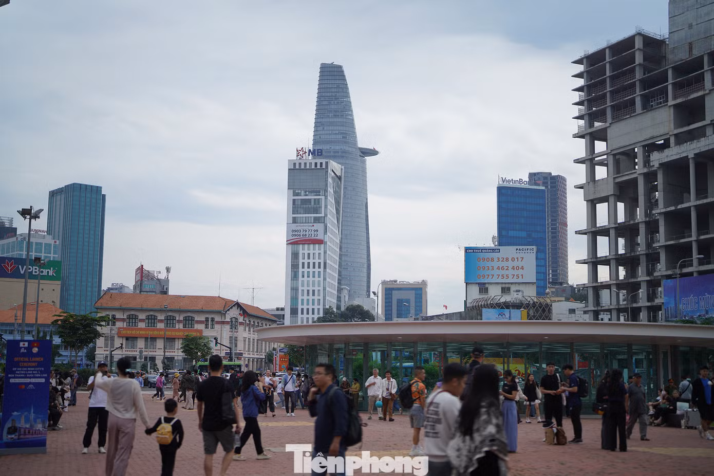 Nhiều gia đình đến ga trung tâm từ rất sớm để mong trải nghiệm tuyến tàu điện đầu tiên của TPHCM.