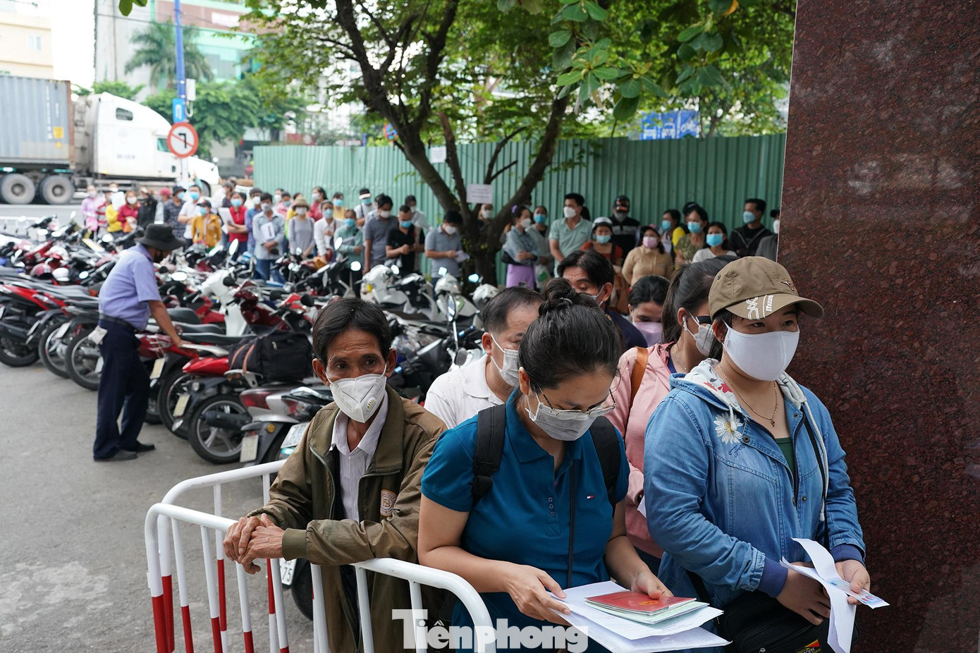 Lãnh đạo Bộ LĐ-TB&XH đánh giá, nguyên nhân rút BHXH 1 lần chủ yếu ở nhóm công nhân với thu nhập thấp, không có tích lũy, nên khi mất việc đối mặt nhiều khó khăn về kinh tế. Lãnh đạo Bộ LĐ-TB&XH đánh giá, nguyên nhân rút BHXH 1 lần chủ yếu ở nhóm công nhân với thu nhập thấp, không có tích lũy, nên khi mất việc đối mặt nhiều khó khăn về kinh tế.