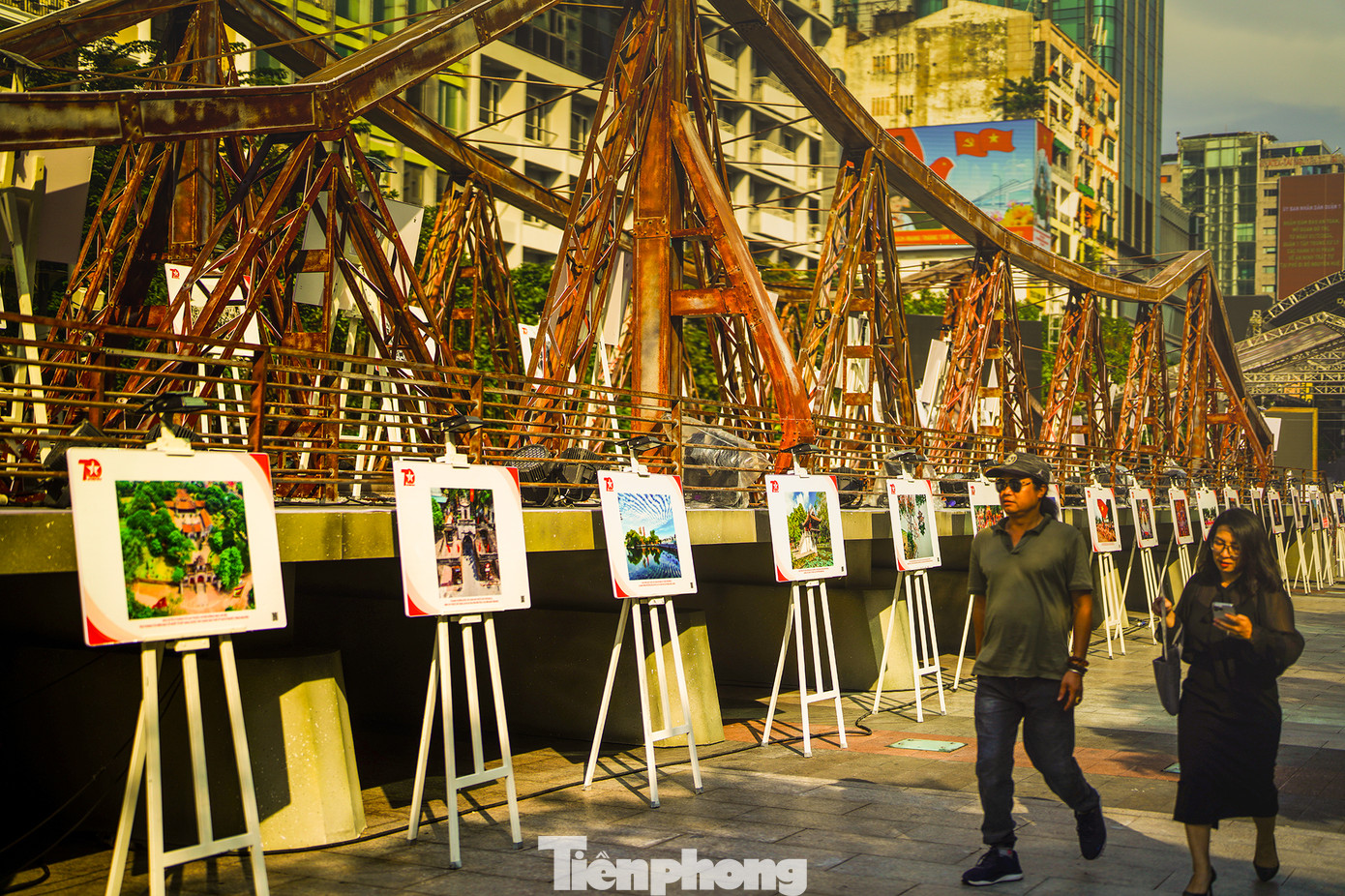 Theo BTC, sự kiện mang đến bức tranh sống động về thủ đô qua phim phóng sự, trình diễn nghệ thuật với sự tham gia của nghệ sĩ Hà Nội và TPHCM. "Tôi thật sự ấn tượng với những thiết kế đang trưng bày tại đây. Lướt qua sự kiện, tôi càng háo hức hơn cho chuyến khám phá thủ đô Hà Nội vào đầu tháng tới. Tôi đã ghi chú lại các địa danh trưng bày ở đây để khám phá lần lượt. Tôi thực sự nôn nao", anh Smith, du khách người Australia chia sẻ.