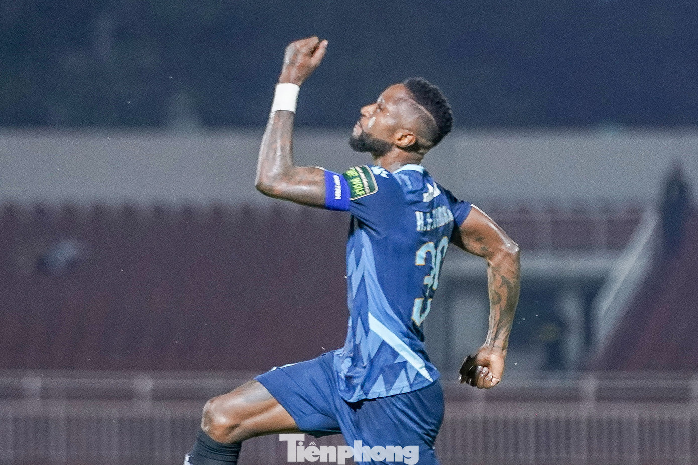 Trận này, Hoàng Vũ Samson lập một cú đúp. Trận này, Hoàng Vũ Samson lập một cú đúp.