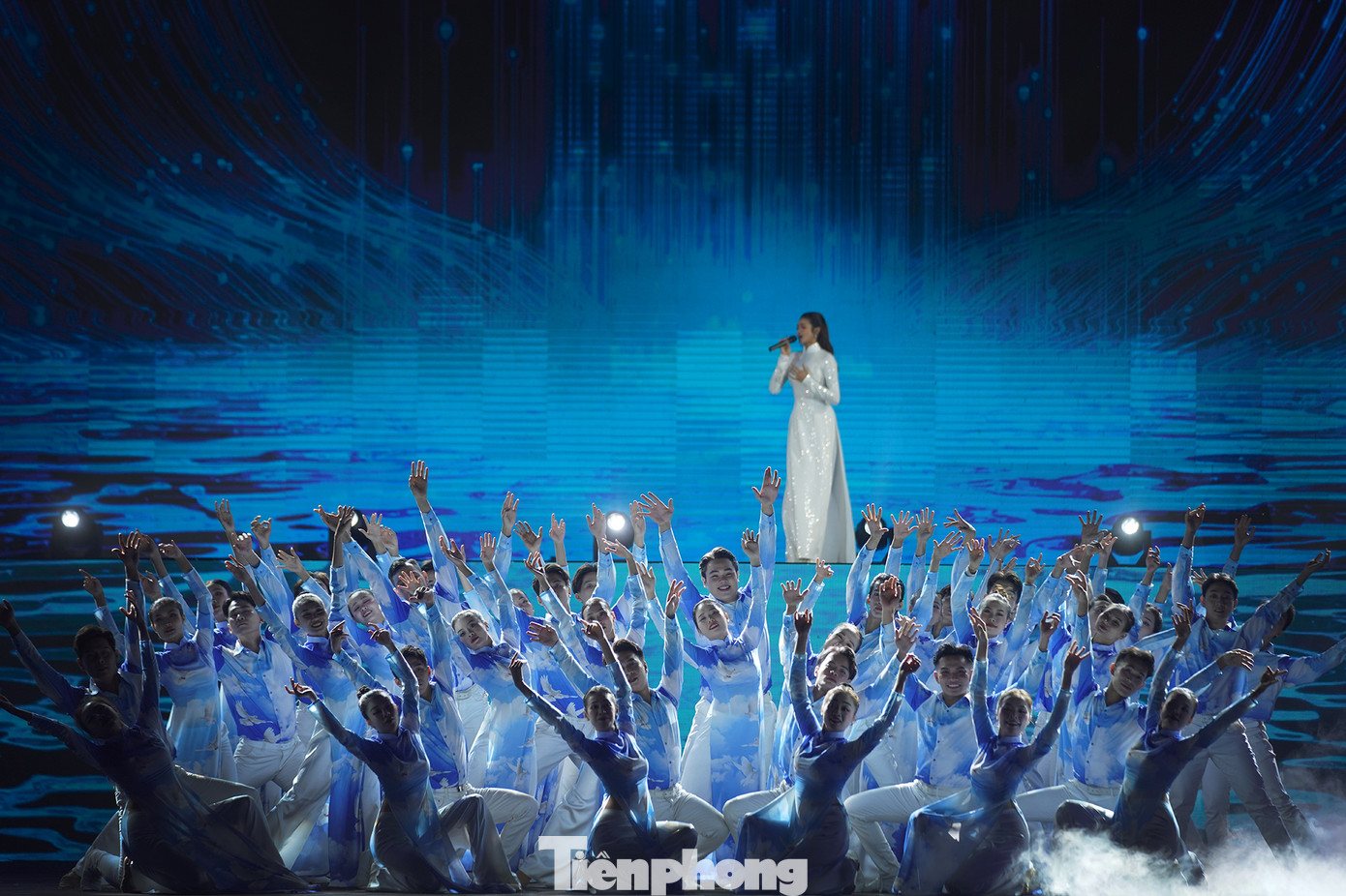 Á hậu Thu Hiền biểu diễn ca khúc Khát vọng trên sân khấu được đầu tư mạnh về âm thanh, ánh sáng và dàn vũ công hoành tráng.