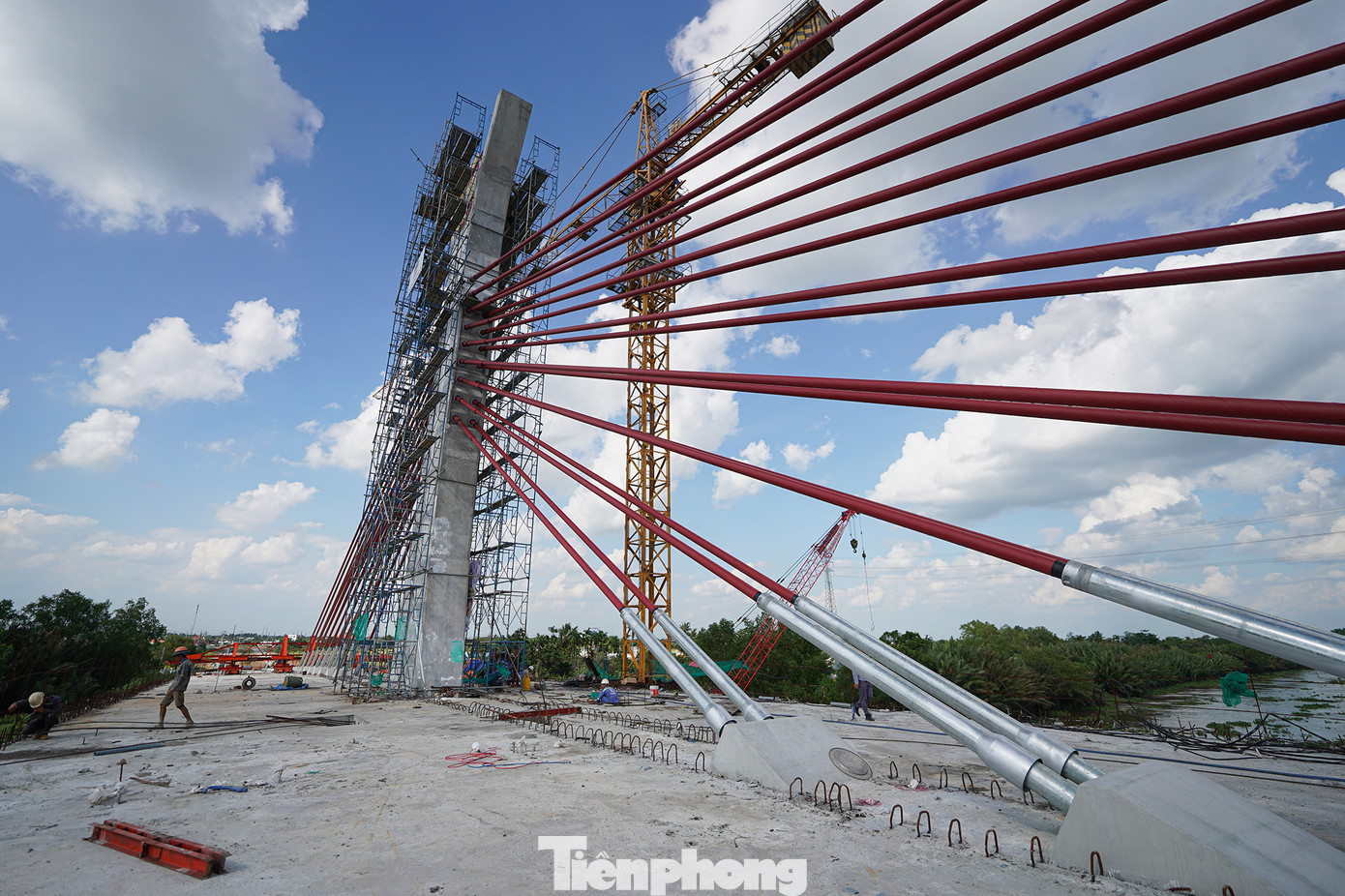 Phần dây văng được gia công theo công nghệ của Pháp đã đấu nối vào hai trục chịu lực ở giữa. Công trình được thực hiện bằng công nghệ cầu Extradosed. Đây là công nghệ hoàn toàn mới, chưa được áp dụng trên địa bàn Long An. Cầu Extradosed là loại hình kết cấu dầm cáp hỗn hợp. Bên trong kết cấu dầm liên tục, được tăng cường bằng các bó cáp dây văng, giúp tăng khả năng chịu lực của kết cấu. Do đó, cầu có chiều cao dầm thấp, kết hợp với tháp và dây văng, tạo nên mỹ quan cho công trình.