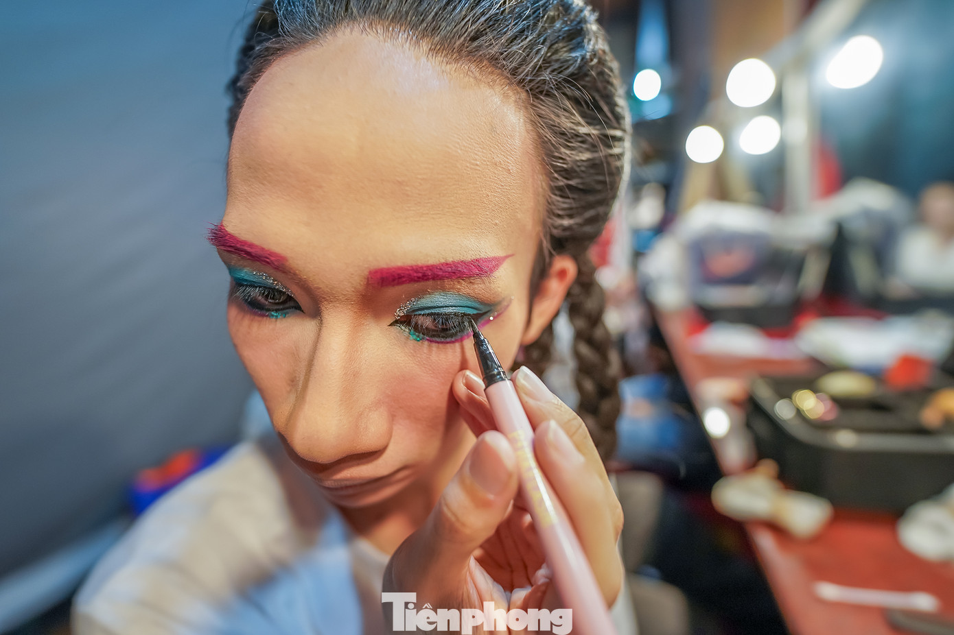 "Nhờ có kỹ năng trang điểm mà tôi không gặp quá nhiều khó khăn trong việc hóa trang. Tuy nhiên, bản thân còn phải học hỏi và tập luyện nhiều trong lĩnh vực hóa trang này vì hiện vẫn mất khá nhiều thời gian", Nắng tâm sự.
