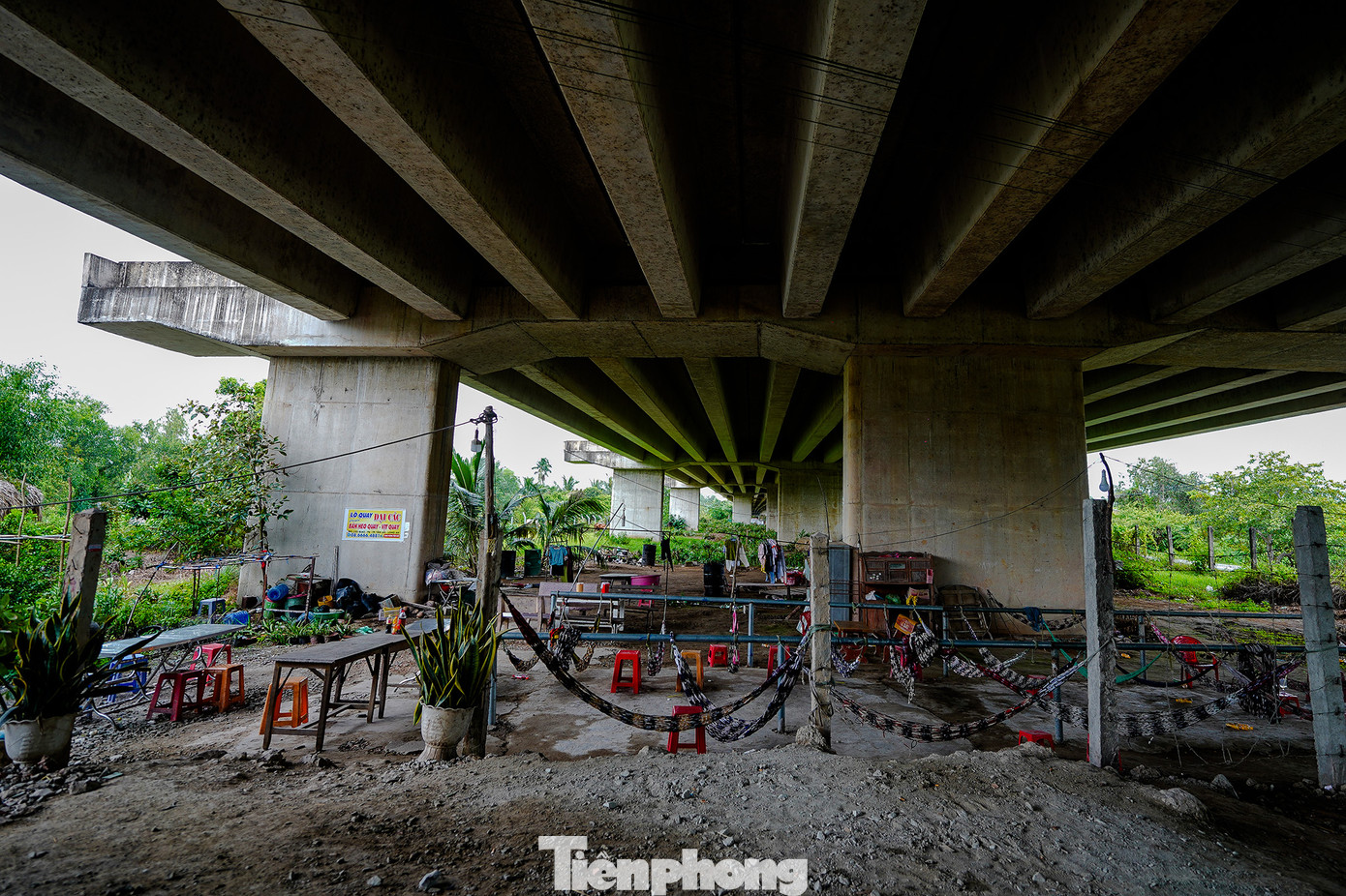 Thậm chí, tận dụng gầm cao tốc để làm quán cà phê võng.