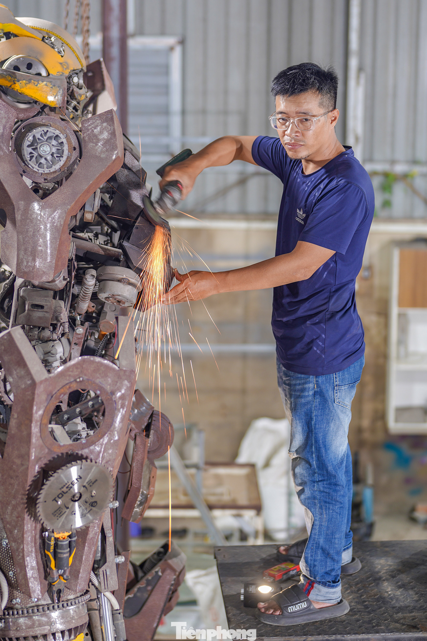 Tác phẩm đang làm cho anh Tuấn Anh và đội ngũ của mình đau đầu nhất chính là phải thể hiện nhân vật Bumblebee trong phim bom tấn Transformers. "Siêu phẩm" này của xưởng cao gần 4m, thực hiện ròng rã gần một năm qua, dự kiến mất thêm vài tháng nữa để hoàn thiện. Bumblebee khi trình làng sẽ phải đáp ứng yếu tố an toàn vì kích thước đồ sộ, cử động đẹp và biết phun khói, lửa... Tác phẩm đang làm cho anh Tuấn Anh và đội ngũ của mình đau đầu nhất chính là phải thể hiện nhân vật Bumblebee trong phim bom tấn Transformers. "Siêu phẩm" này của xưởng cao gần 4m, thực hiện ròng rã gần một năm qua, dự kiến mất thêm vài tháng nữa để hoàn thiện. Bumblebee khi trình làng sẽ phải đáp ứng yếu tố an toàn vì kích thước đồ sộ, cử động đẹp và biết phun khói, lửa...