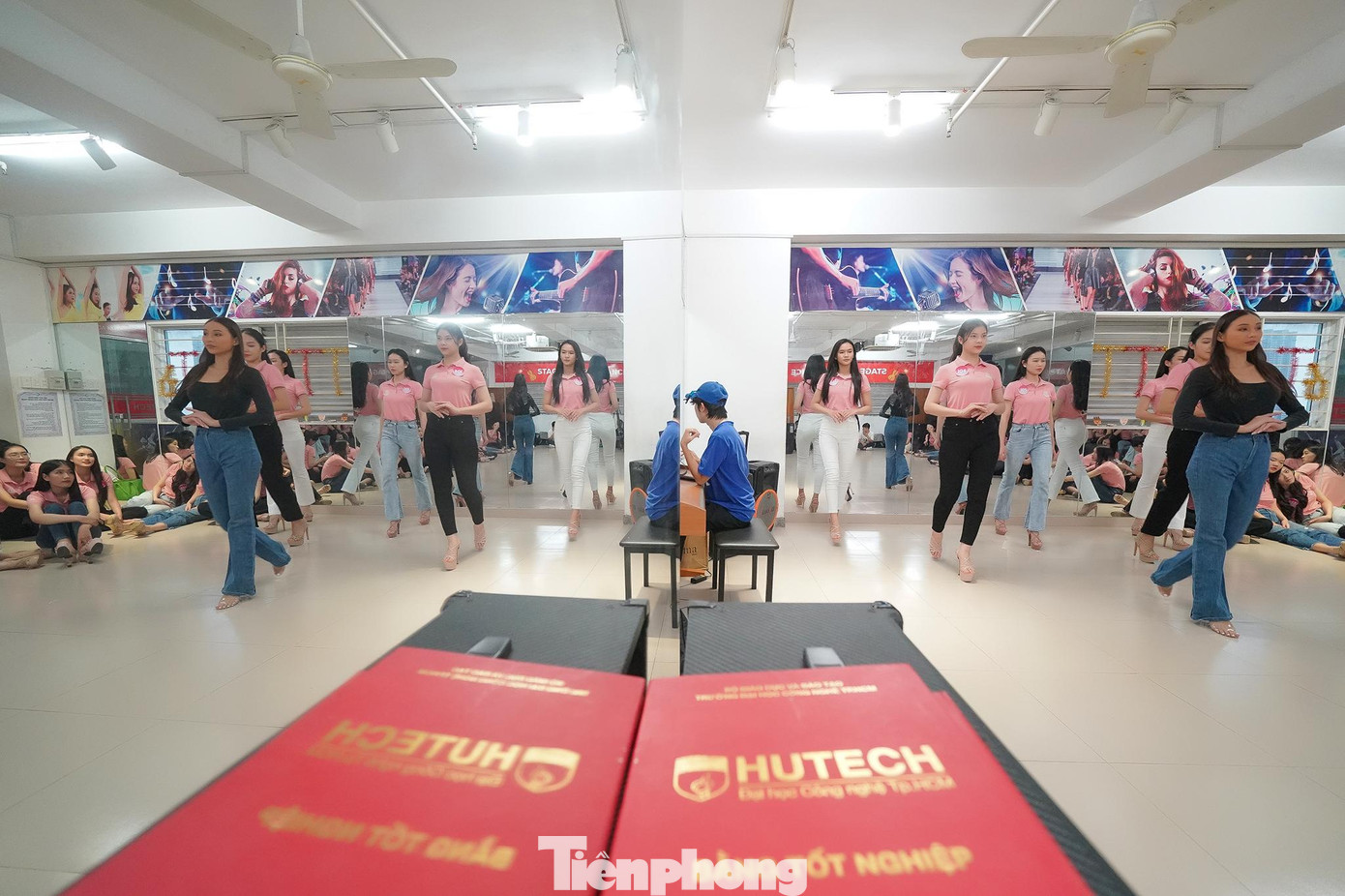 Thí sinh HHVN 2022 đã có buổi tập thứ hai tại phòng tập trường Hutech.