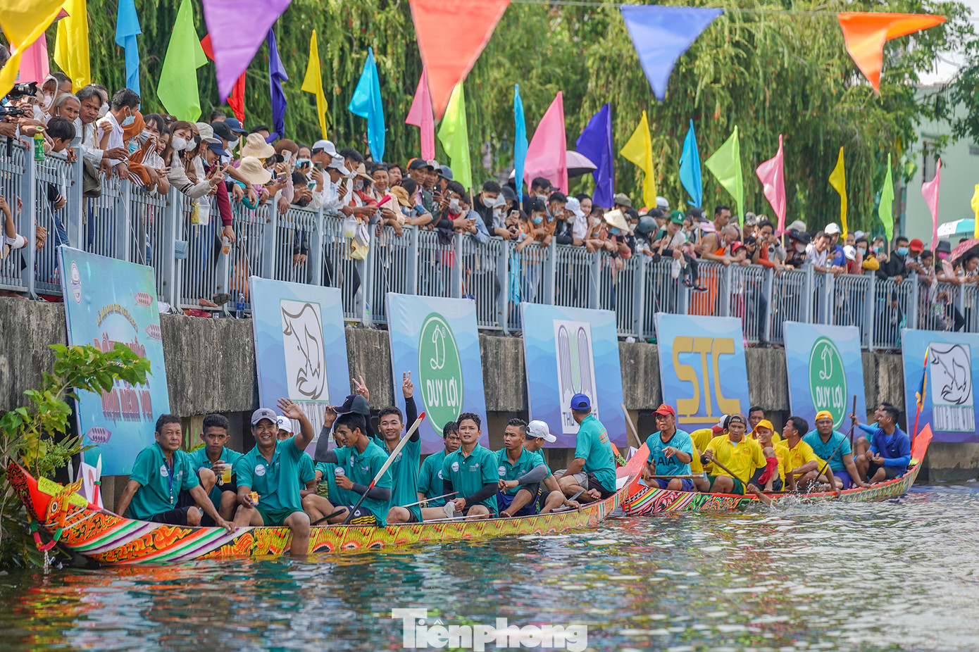 UBND quận 3 - đơn vị tổ chức lễ hội cho biết, có 9 đội đua thuộc TPHCM, Kiên Giang, Bình Phước, Bình Dương, Tây Ninh tham gia tranh tài. Các đội sẽ tranh tài trên kênh Nhiêu Lộc - Thị Nghè, đoạn từ cầu Công Lý đến cầu Lê Văn Sỹ.