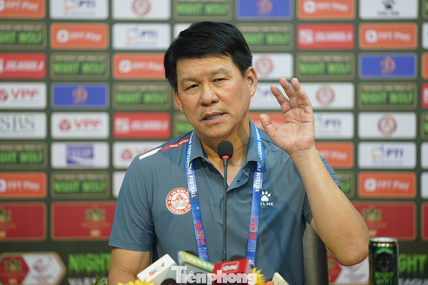 HLV Vũ Tiến Thành của CLB TPHCM. HLV Vũ Tiến Thành của CLB TPHCM.