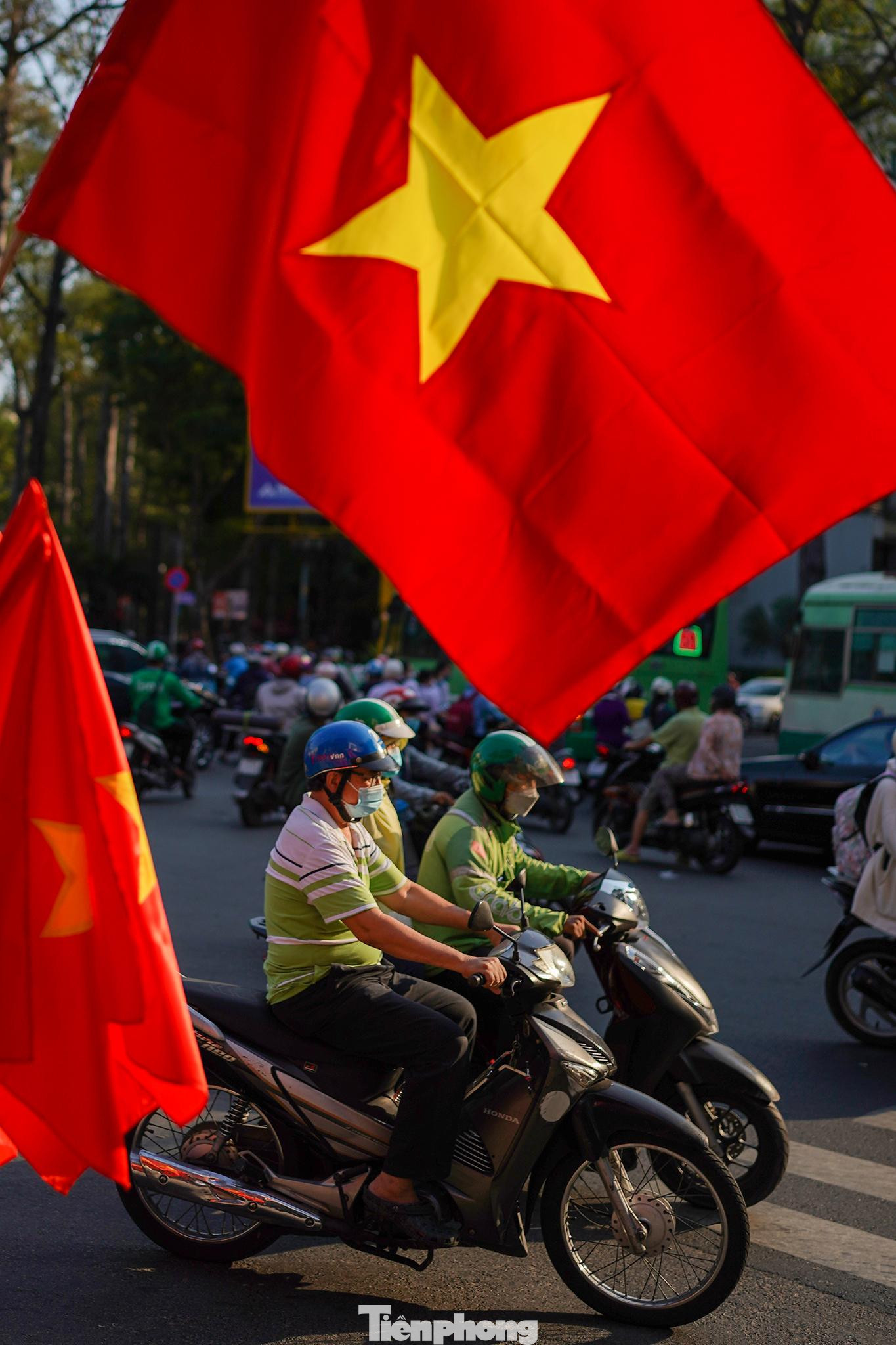 Những hộ bày lá quốc kỳ chờ khách mua cũng góp phần trang trí thêm sắc đỏ, mừng ngày lễ lớn của dân tộc.