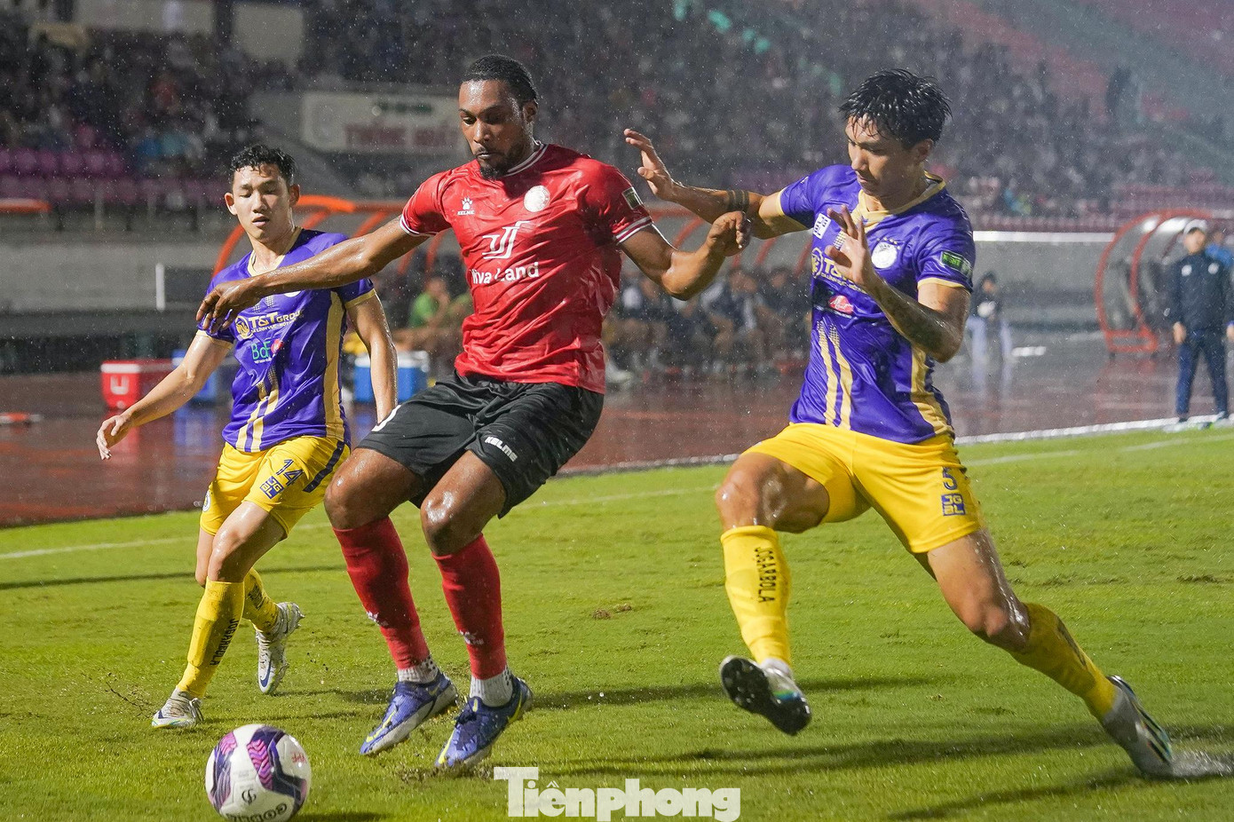 Hai đội bóng từng có nhiều năm đua tranh chức vô địch V-League gặp nhau trong một bối cảnh đặc biệt. Nếu như đội chủ nhà TPHCM đang phải căng mình đua trụ hạng, thì đại diện của thủ đô Hà Nội lại tiến gần hơn đến chức vô địch V-League 2022.