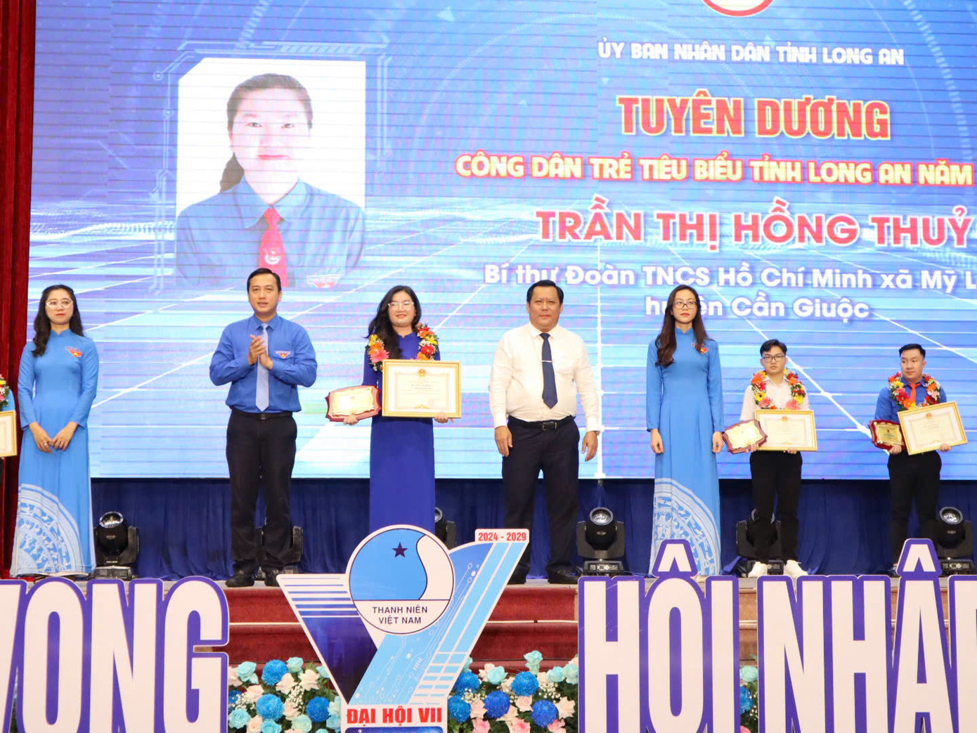 Với vai trò là Bí thư Đoàn TNCS Hồ Chí Minh xã Mỹ Lộc, huyện Cần Giuộc, đồng chí Trần Thị Hồng Thủy đã tổ chức nhiều mô hình thiết thực được nhân dân đánh giá cao…với tổng nguồn lực hàng trăm triệu đồng. Chị Thủy nằm trong danh sách 100 cán bộ Đoàn tiêu biểu của cả nước vừa được vinh danh tại Giải thưởng Lý Tự Trọng năm 2024 cùng nhiều giấy khen, Bằng khen do các cấp vinh danh.