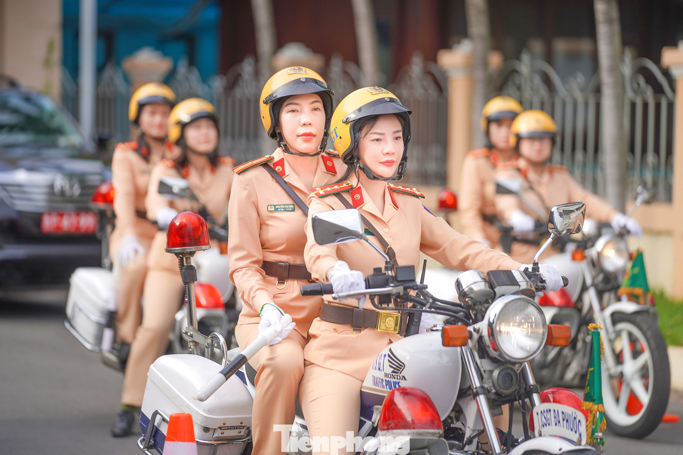 "Vô các bài tập vuợt chướng ngại vật mới thấy được sự quan trọng của các bài khởi động, làm nóng", một nữ CSGT chia sẻ. "Vô các bài tập vuợt chướng ngại vật mới thấy được sự quan trọng của các bài khởi động, làm nóng", một nữ CSGT chia sẻ.