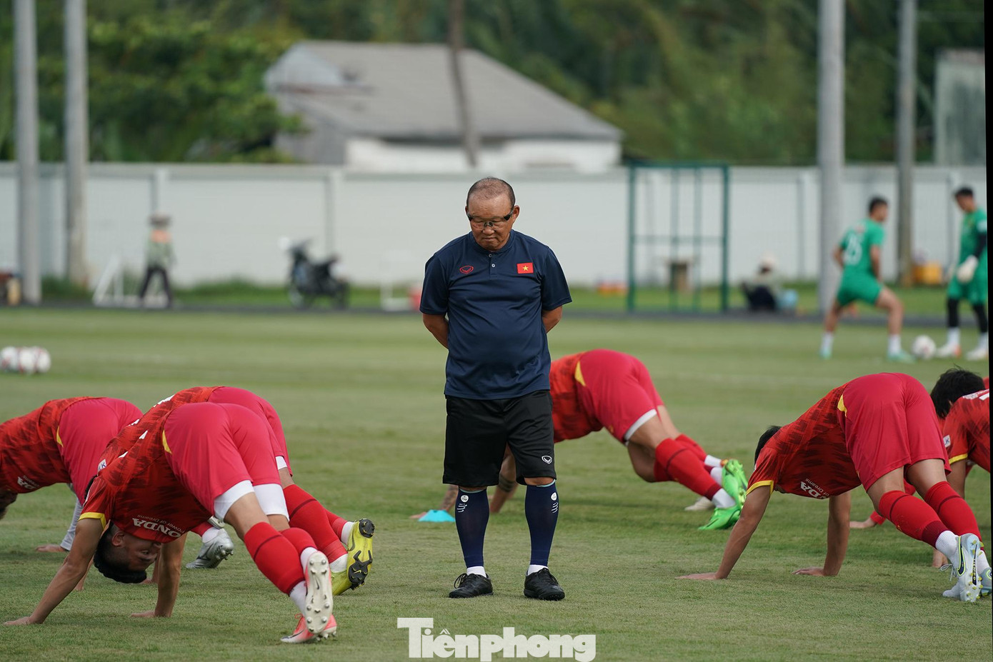 Trong bối cảnh đội tuyển Việt Nam đang tìm hướng đi mới với nhiều thử nghiệm chiến thuật, các cầu thủ trẻ có thể cung cấp những thứ mà HLV Park Hang-seo tìm kiếm, giúp đẩy nhanh quá trình chuyển đổi. Tuy nhiên, họ cũng phải nỗ lực rất nhiều để trụ lại bởi ĐTQG là một đẳng cấp khác. Vậy mới nói, việc lần đầu lên tuyển là một bước nhảy vọt trong sự nghiệp của những chàng trai chỉ mới đôi mươi được thầy Park trao cơ hội.