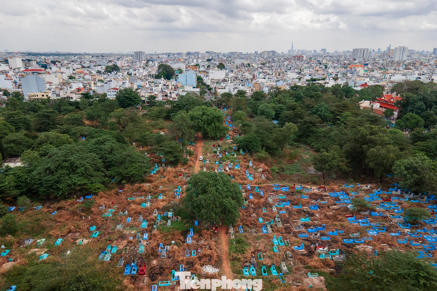 Dự án di dời Nghĩa trang Bình Hưng Hòa (quận Bình Tân, TPHCM) với mục tiêu cải tạo môi trường cho hơn 300.000 dân tại khu vực tiếp giáp nghĩa trang, gồm phường Bình Hưng Hòa, Bình Hưng Hòa A của quận Bình Tân và phường Tân Quý, phường Sơn Kỳ, phường Phú Thọ Hòa của quận Tân Phú.