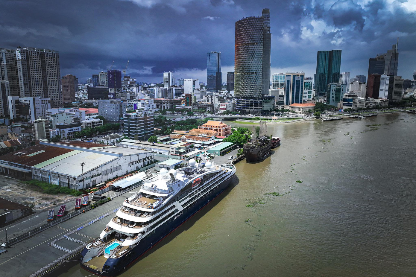 Sau 3 ngày neo đậu tại TPHCM, tàu Le Lapérouse sẽ tiếp tục đưa khách khám phá Nha Trang, Quy Nhơn, rồi tới Đà Nẵng, qua cảng Chân Mây, tiếp đó là Quảng Bình, Hạ Long rồi quay ngược trở về. Sau 3 ngày neo đậu tại TPHCM, tàu Le Lapérouse sẽ tiếp tục đưa khách khám phá Nha Trang, Quy Nhơn, rồi tới Đà Nẵng, qua cảng Chân Mây, tiếp đó là Quảng Bình, Hạ Long rồi quay ngược trở về.