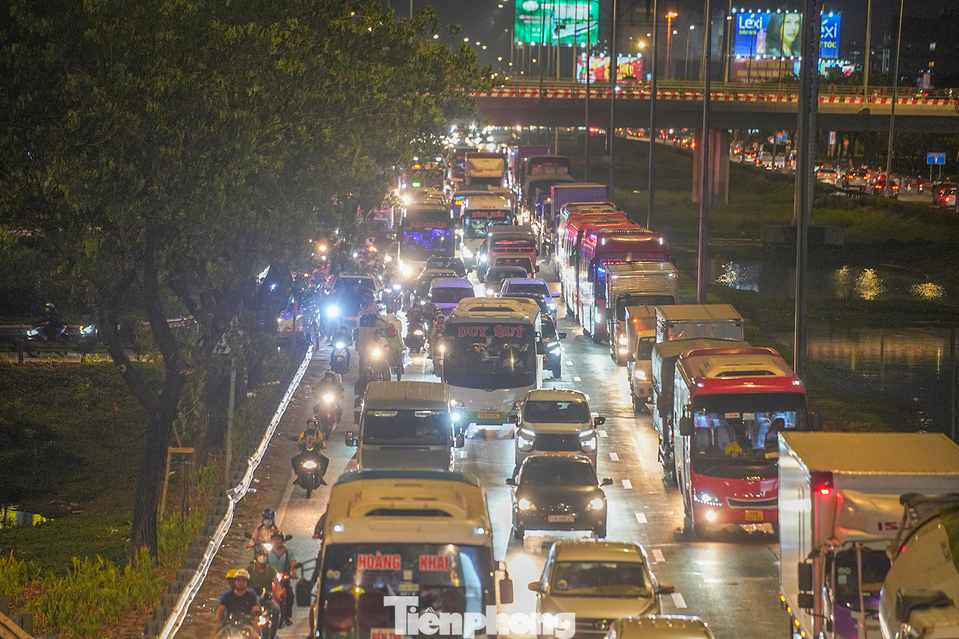 Từ cầu vượt vào đại lộ Võ Văn Kiệt, phương tiện nối nhau kéo dài cho đến ranh giới TPHCM - Long An (đoạn vào huyện Bến Lức). Trong ảnh ngay đoạn đèn tín hiệu, dòng phương tiện nối nhau thành hàng dài hướng lên cầu Bình Điền. Từ cầu vượt vào đại lộ Võ Văn Kiệt, phương tiện nối nhau kéo dài cho đến ranh giới TPHCM - Long An (đoạn vào huyện Bến Lức). Trong ảnh ngay đoạn đèn tín hiệu, dòng phương tiện nối nhau thành hàng dài hướng lên cầu Bình Điền.