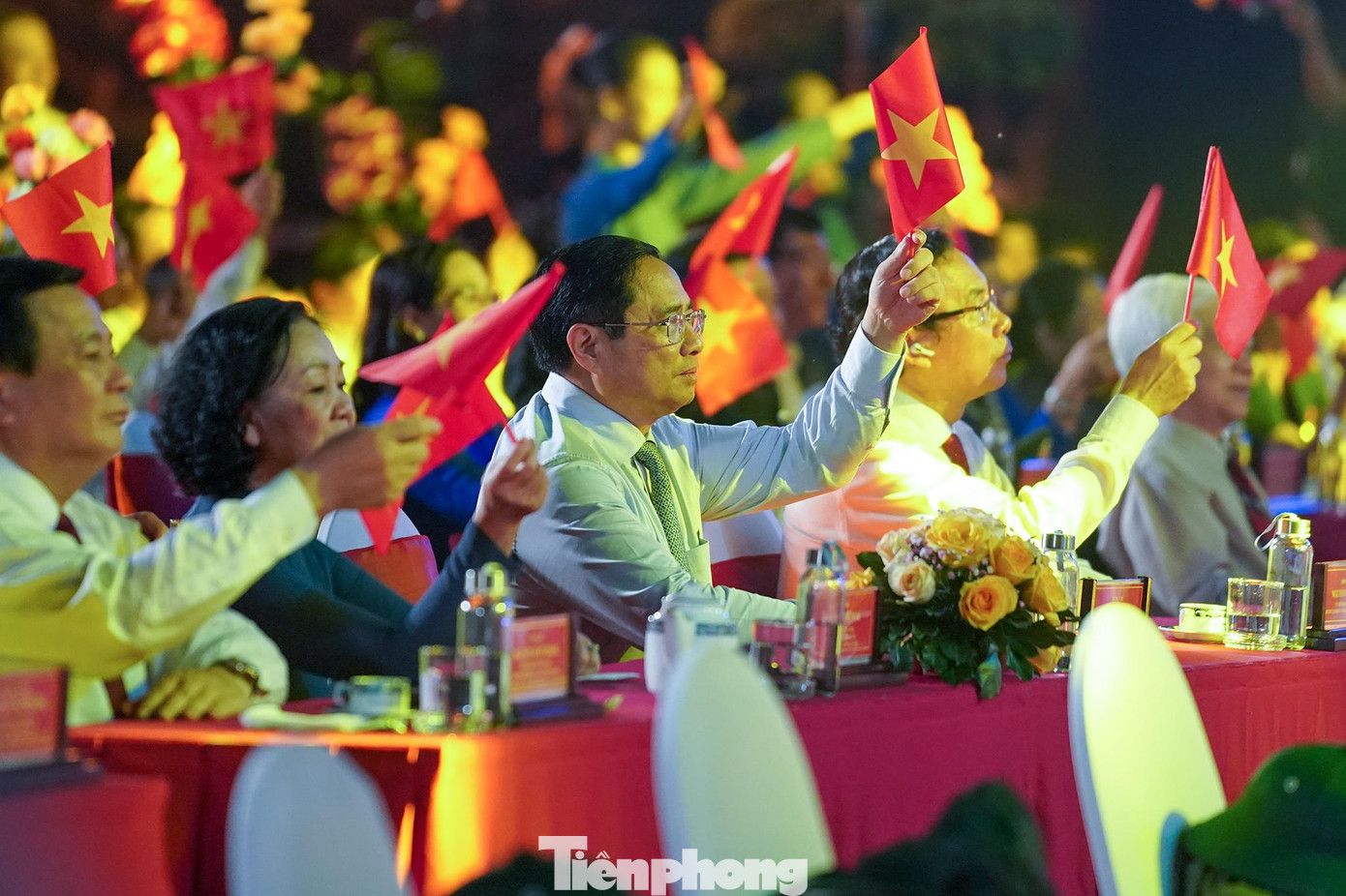 Theo báo Chính phủ, tham dự tại điểm cầu Đền Tưởng niệm liệt sĩ Bến Dược (huyện Củ Chi, TPHCM) có: Thủ tướng Phạm Minh Chính; nguyên Chủ tịch nước Nguyễn Minh Triết; Ủy viên Bộ Chính trị, Bí thư Trung ương Đảng, Trưởng Ban Tổ chức Trung ương Trương Thị Mai; Ủy viên Bộ Chính trị, Bí thư Thành ủy TPHCM Nguyễn Văn Nên; Ủy viên Bộ Chính trị, Giám đốc Học viện Chính trị quốc gia Hồ Chí Minh Nguyễn Xuân Thắng; Phó Chủ tịch Quốc hội Trần Quang Phương; nguyên Phó Chủ tịch nước Trương Mỹ Hoa; nguyên Chủ tịch Ủy ban Trung ương MTTQ Việt Nam Huỳnh Đảm.