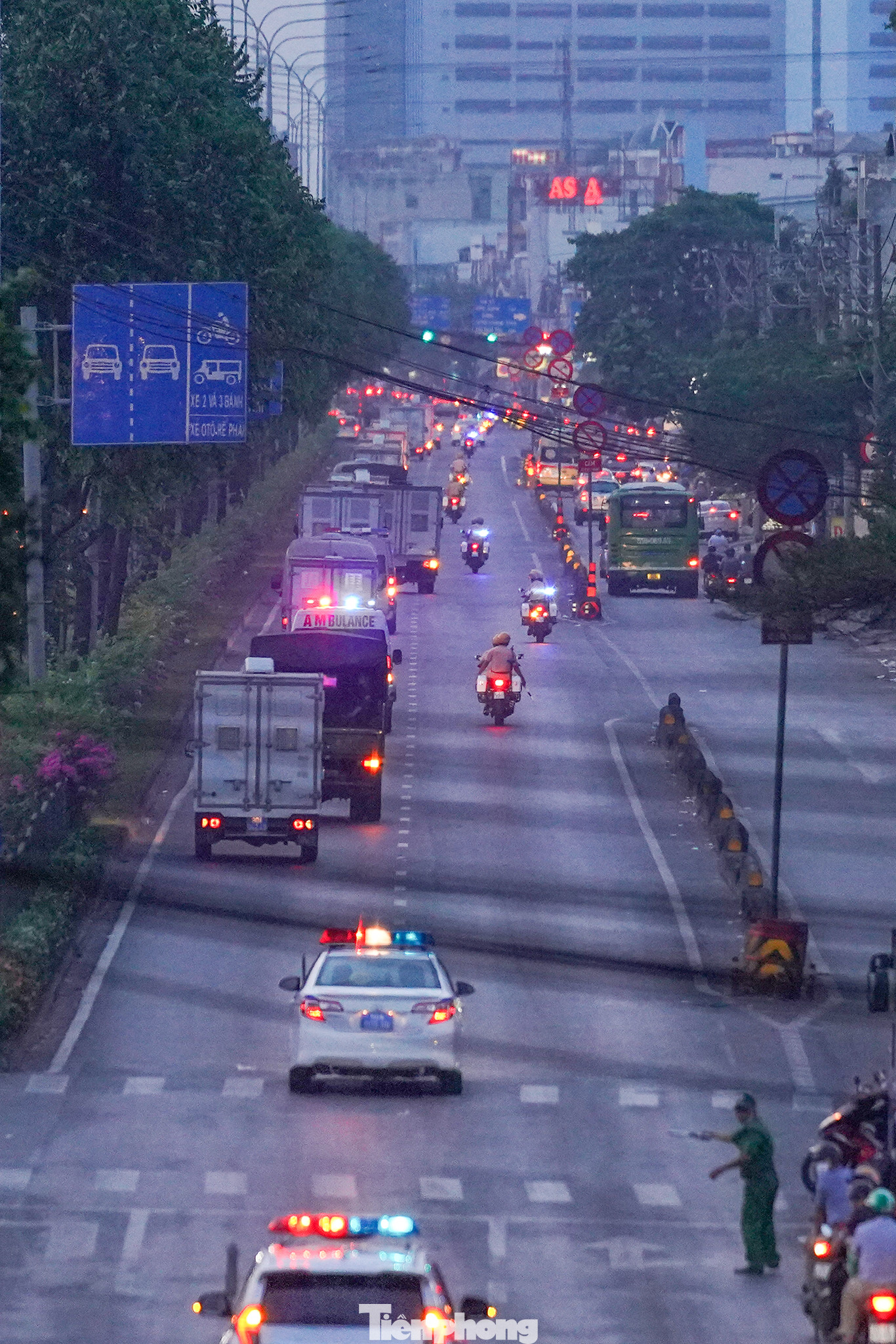 Đoàn xe chở bị cáo hướng về trại giam chiều 11/4, sau khi tòa tuyên án. Tính cả án treo và bị cáo xét xử vắng mặt, các bị cáo phải nhận tổng cộng 667 năm tù và 1 án tử hình, 4 án chung thân.