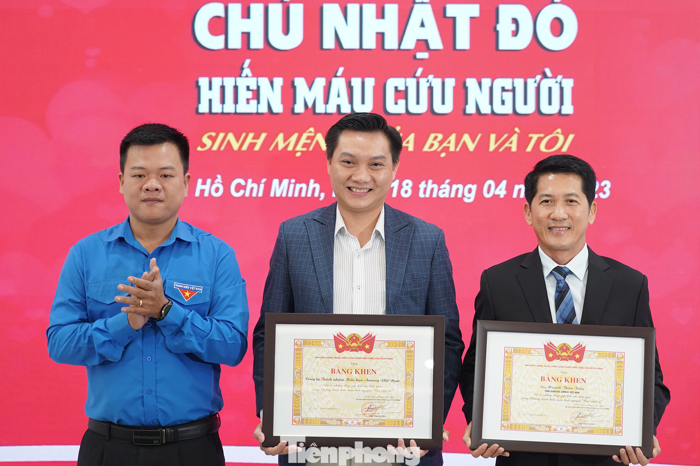 Anh Nguyễn Hải Nam, UV BCH T.Ư Đoàn, Phó Chánh VP T.Ư Đoàn thay mặt T.Ư Đoàn trao bằng khen của T.Ư Đoàn cho cá nhân ông Huỳnh Thiên Triều và tập thể Amway Việt Nam vì đã có đóng góp thiết thực, ý nghĩa cho chương trình Chủ nhật Đỏ do báo Tiền Phong khởi xướng và tổ chức.