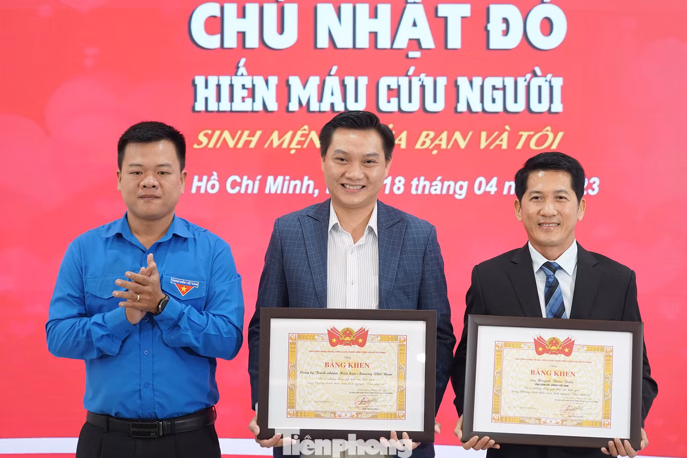 Anh Nguyễn Hải Nam, UV BCH T.Ư Đoàn, Phó Chánh VP T.Ư Đoàn thay mặt T.Ư Đoàn trao bằng khen của T.Ư Đoàn cho cá nhân ông Huỳnh Thiên Triều và tập thể Amway Việt Nam vì đã có đóng góp thiết thực, ý nghĩa cho chương trình Chủ nhật Đỏ do báo Tiền Phong khởi xướng và tổ chức.