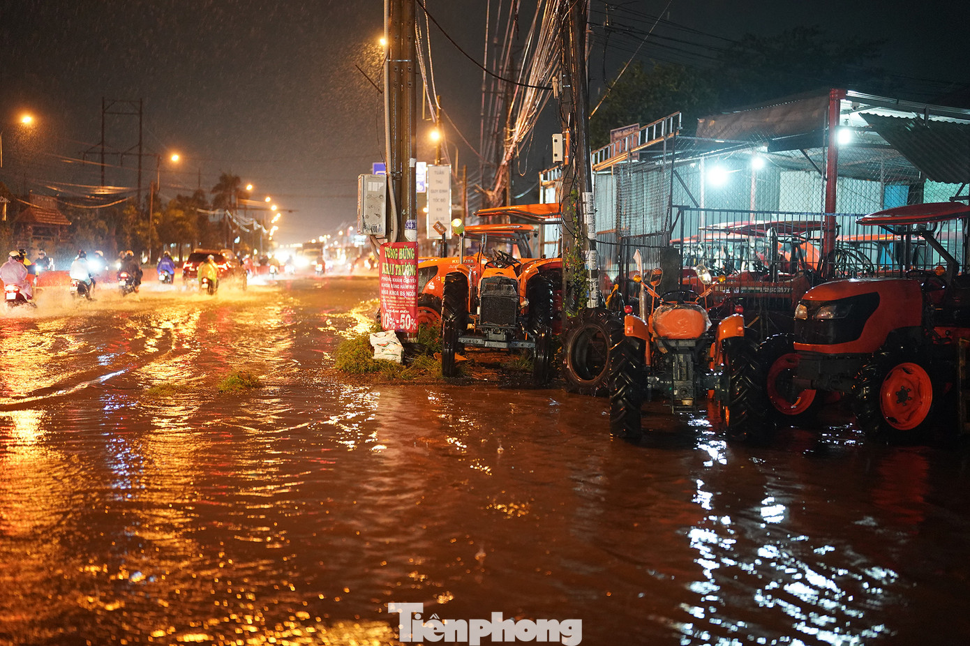 Một cửa hàng mua bán máy nông nghiệp chìm trong nước. Theo dự báo, ngày 10-12/9, khu vực Nam Bộ có mưa rào và dông, cục bộ có mưa to đến rất to. Một cửa hàng mua bán máy nông nghiệp chìm trong nước. Theo dự báo, ngày 10-12/9, khu vực Nam Bộ có mưa rào và dông, cục bộ có mưa to đến rất to.