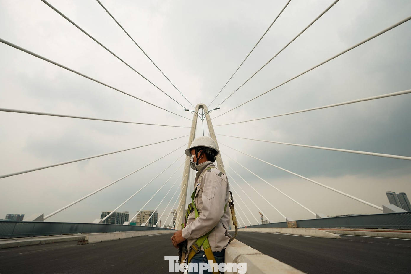 Cầu Thủ Thiêm 2 (TP.HCM) đang được hoàn thiện mặt đường cùng các hạng mục cuối cùng trước khi bước vào giai đoạn thử tải vào cuối tháng 3 và thông xe vào tháng 4.