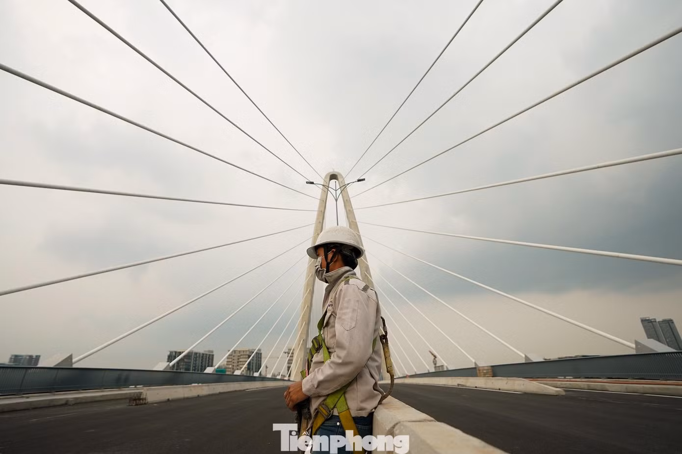 Cầu Thủ Thiêm 2 (TP.HCM) đang được hoàn thiện mặt đường cùng các hạng mục cuối cùng trước khi bước vào giai đoạn thử tải vào cuối tháng 3 và thông xe vào tháng 4.