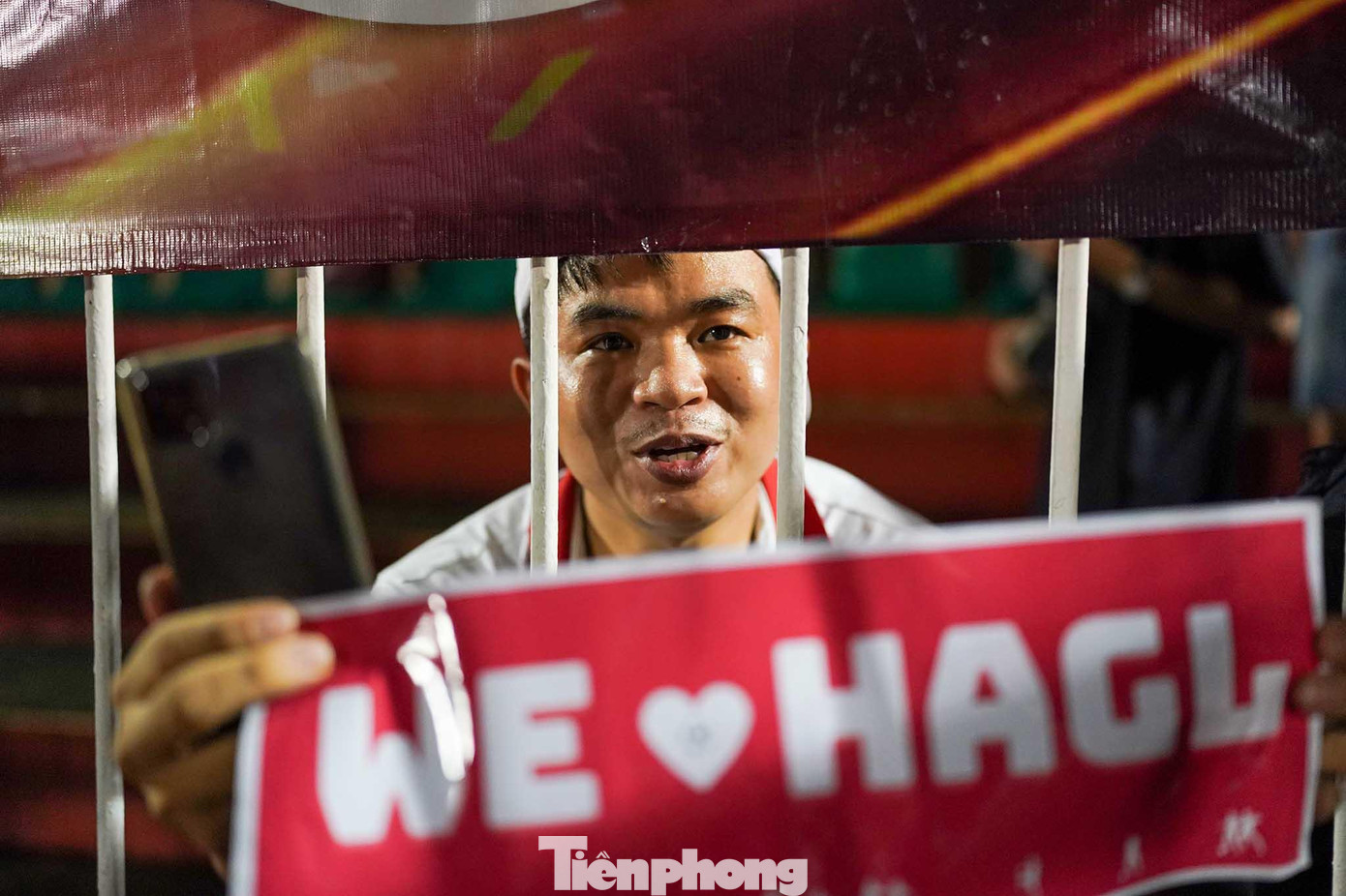 &quot;Các bạn giỏi lắm, HAGL&quot;, cổ động viên này hét lớn.