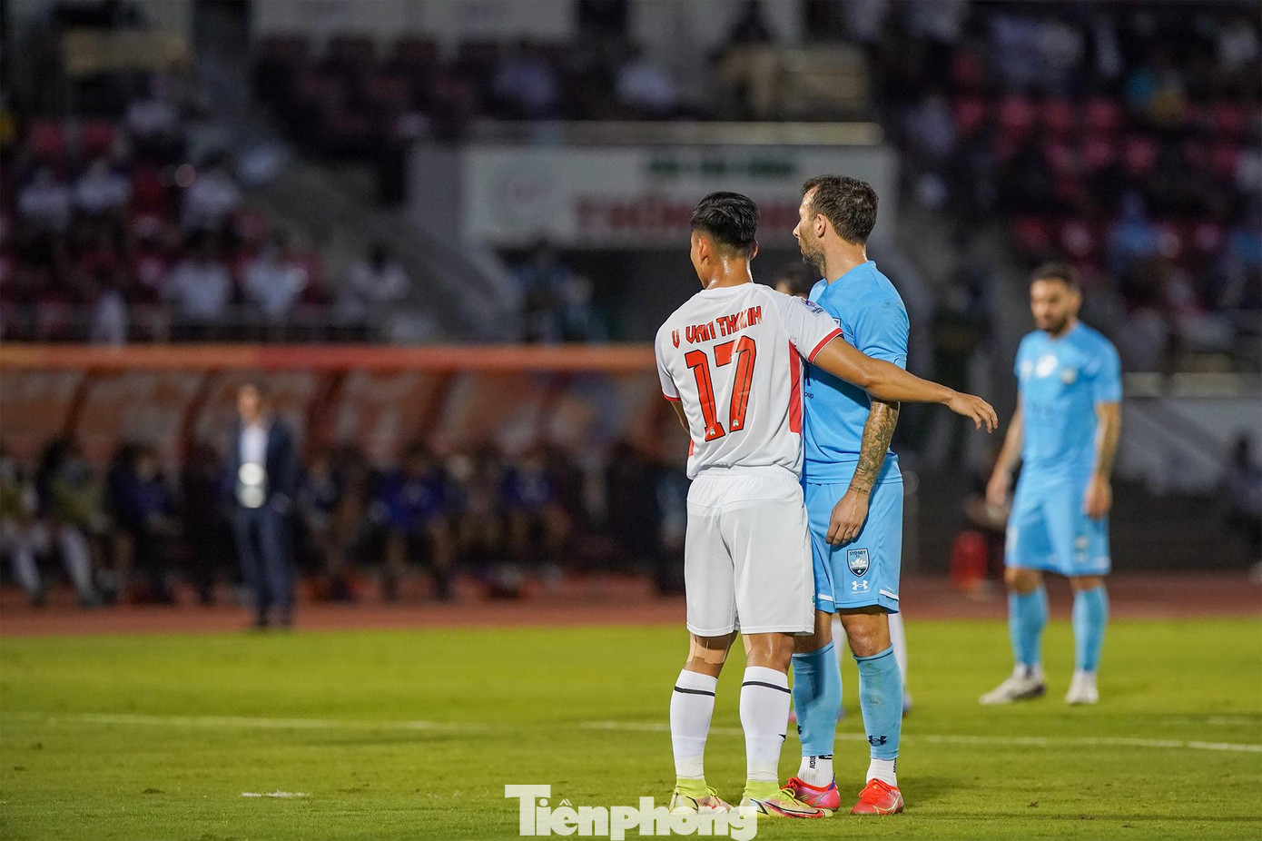 Ở trận đấu tối nay, hậu vệ Vũ Văn Thanh đã chơi rất xuất sắc. Anh không chỉ khoá chặt các mũi nhọn tấn công của Sydney FC, mà còn tỏ ra hiệu quả khi tham gia tấn công.