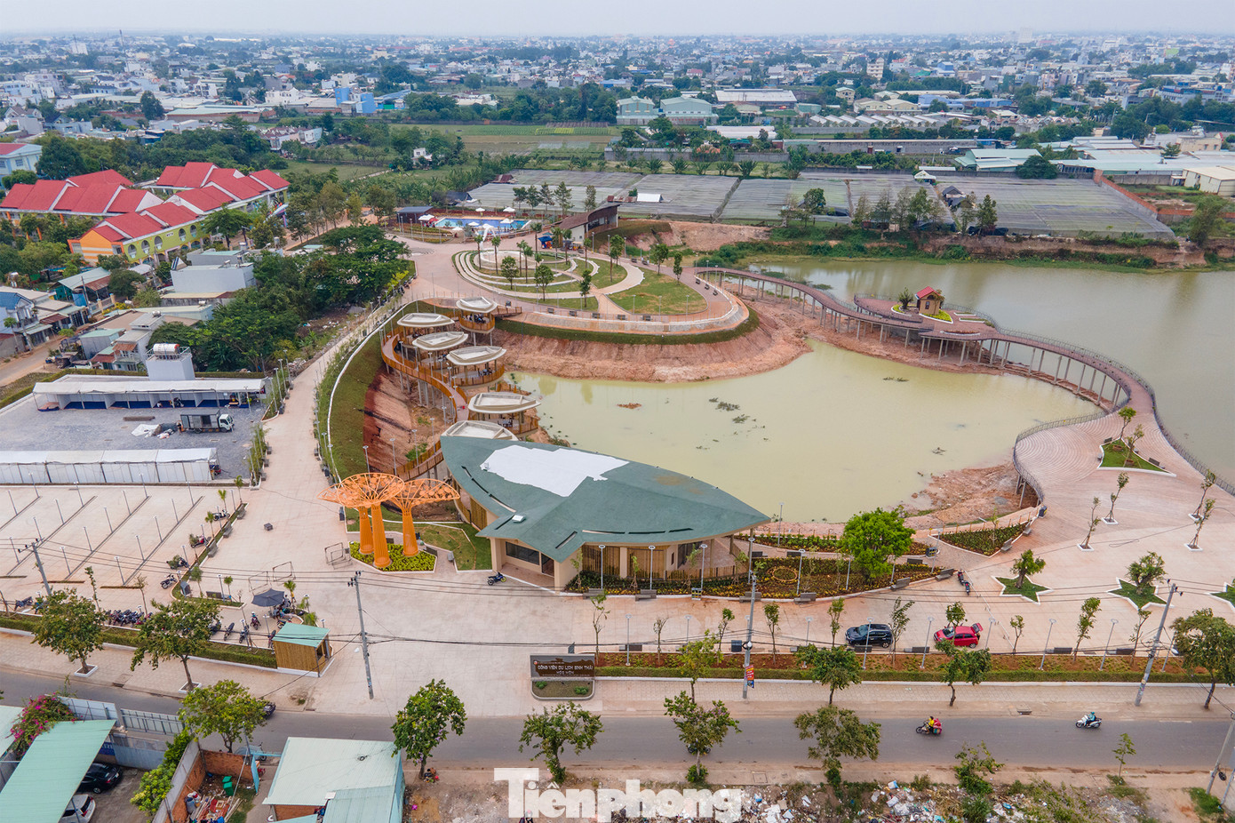 Ngày 18/5 vừa qua, công viên nằm trên đường Xuân Thới Thượng 6 (xã Xuân Thới Sơn, huyện Hóc Môn, TPHCM) có diện tích hơn 6ha với các phân khu như khu quảng trường đường dạo, khu hội quán, khu ngắm cảnh, khu dịch vụ du lịch... cùng nhiều hạng mục công trình phụ trợ khác đã được đưa vào phục vụ người dân.