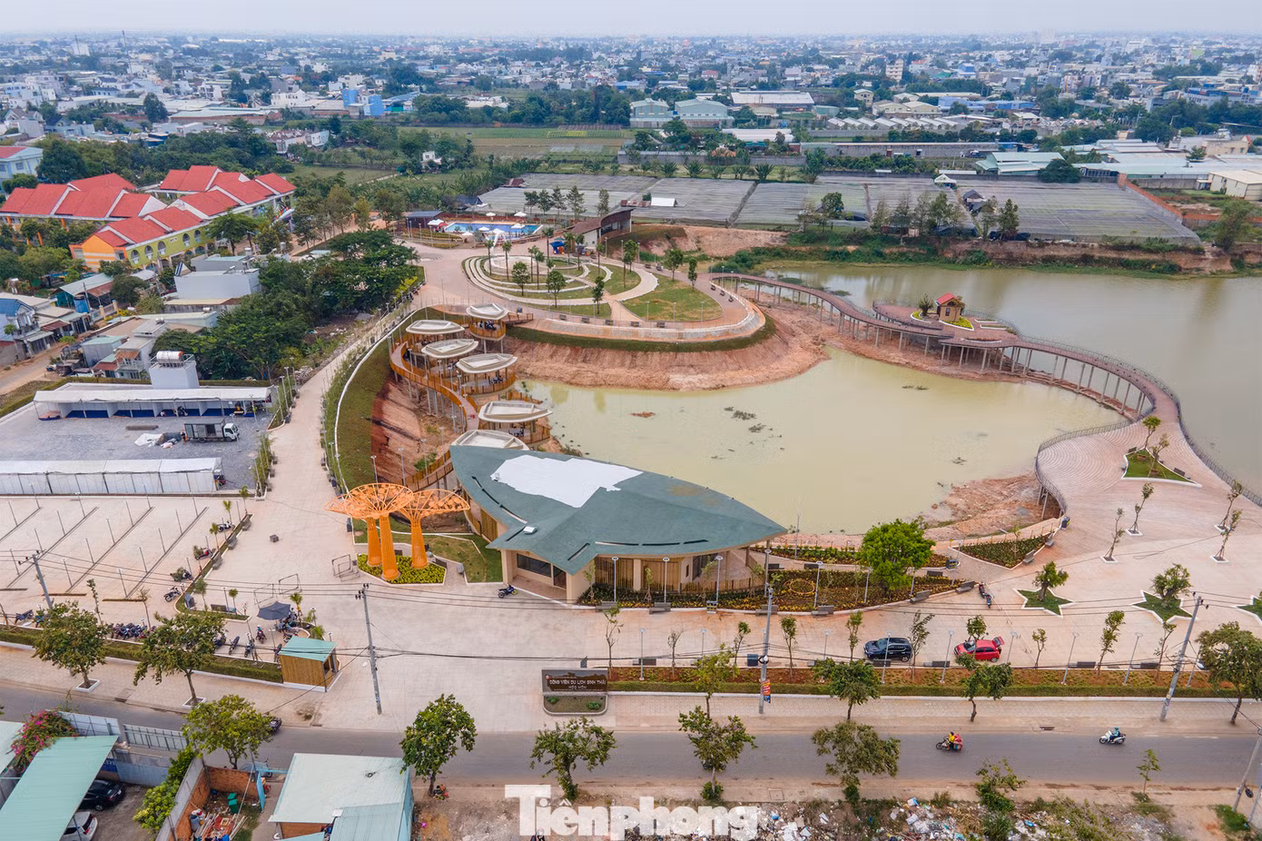 Ngày 18/5 vừa qua, công viên nằm trên đường Xuân Thới Thượng 6 (xã Xuân Thới Sơn, huyện Hóc Môn, TPHCM) có diện tích hơn 6ha với các phân khu như khu quảng trường đường dạo, khu hội quán, khu ngắm cảnh, khu dịch vụ du lịch... cùng nhiều hạng mục công trình phụ trợ khác đã được đưa vào phục vụ người dân.