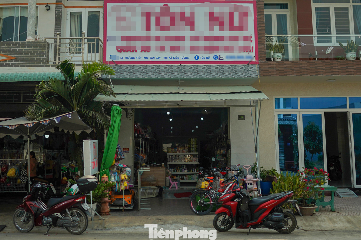 Khu vực dãy công trình nhà ở kiên cố, mặt tiền kinh doanh bên trong khu đô thị sân bay.