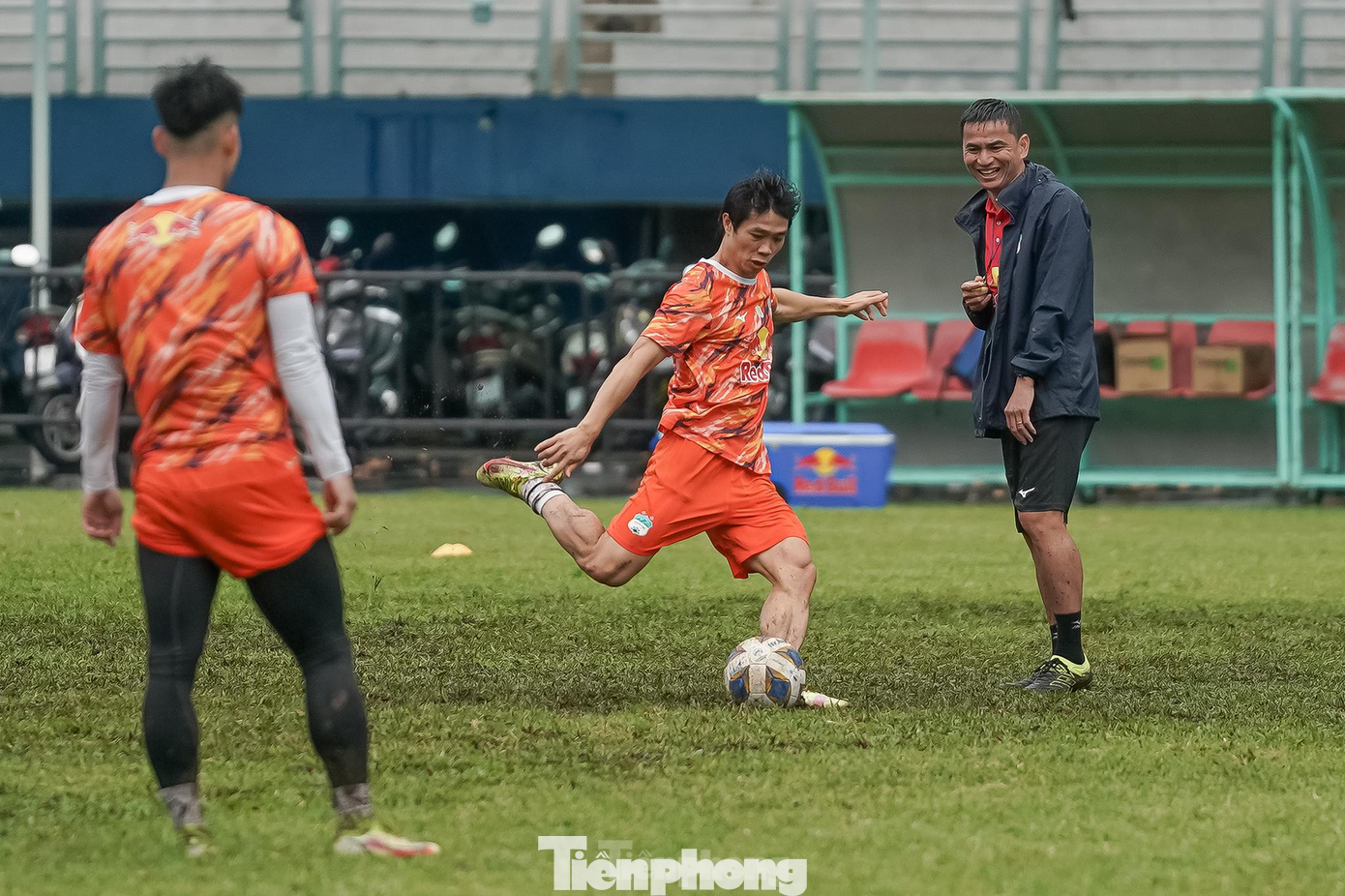 Buổi tập chiều nay, HLV &quot;Zico&quot; Thái chủ yếu cho các cầu thủ tập những mảng chiến thuật quen thuộc mà ông thường xuyên rèn cho các học trò.
