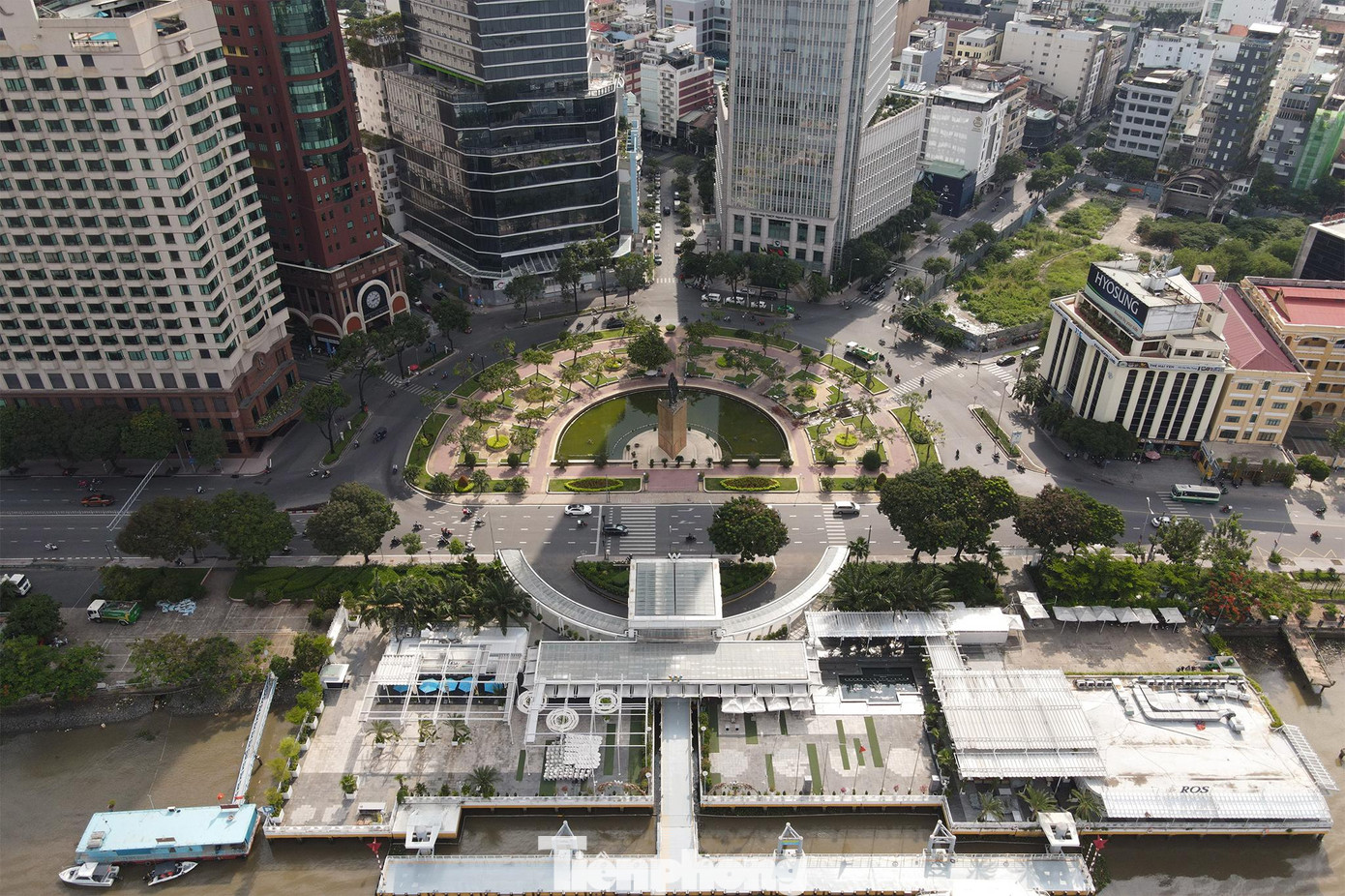 Công trình tượng đài Đức thánh Trần Hưng Đạo nằm ngay trung tâm quận 1, đối diện bến tàu buýt Bạch Đằng. Công trình tượng đài Đức thánh Trần Hưng Đạo nằm ngay trung tâm quận 1, đối diện bến tàu buýt Bạch Đằng.