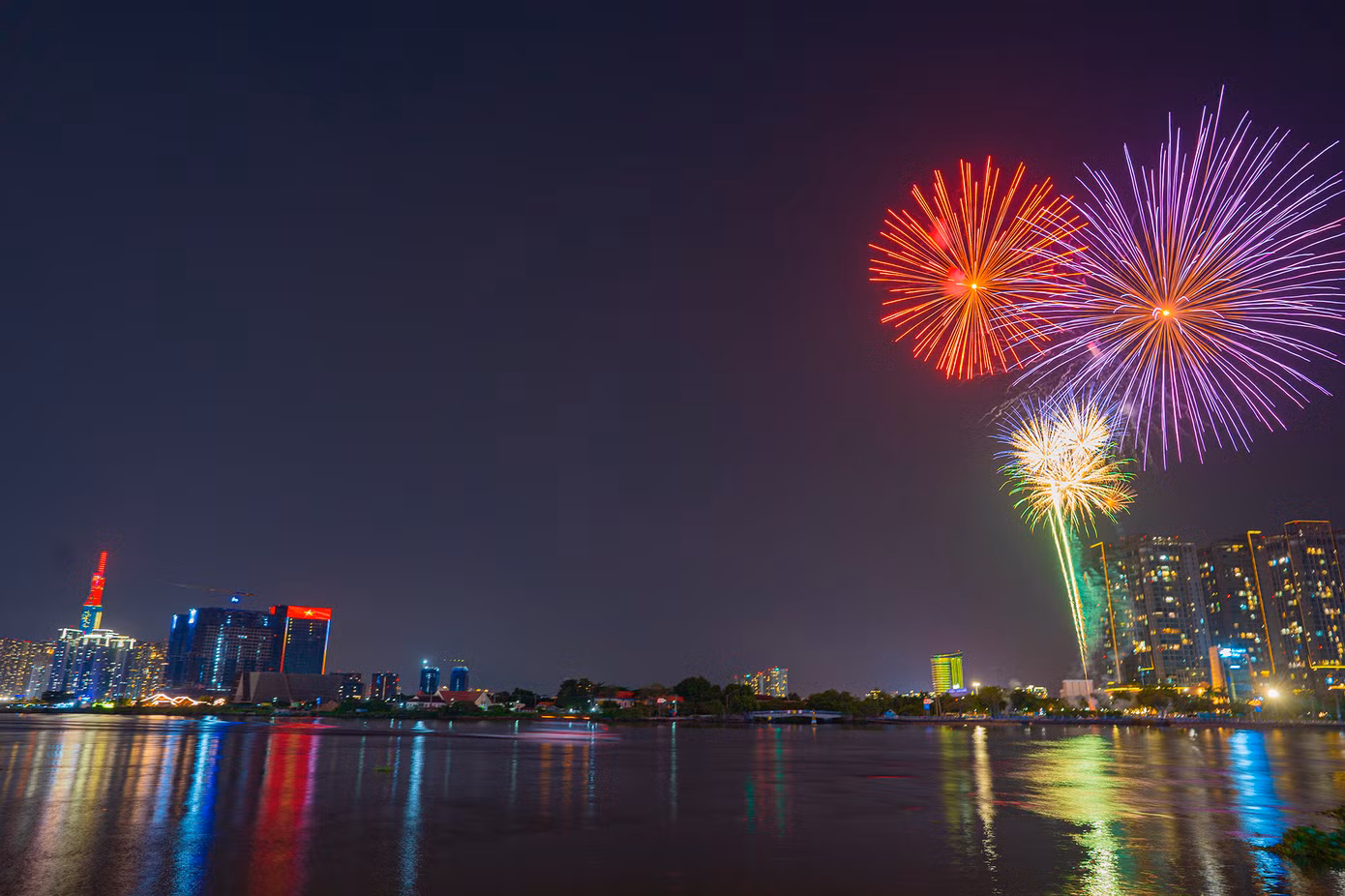Đúng 21h, pháo hoa tầm cao chào mừng lễ 30/4 rực sáng trên sông Sài Gòn. Đúng 21h, pháo hoa tầm cao chào mừng lễ 30/4 rực sáng trên sông Sài Gòn.