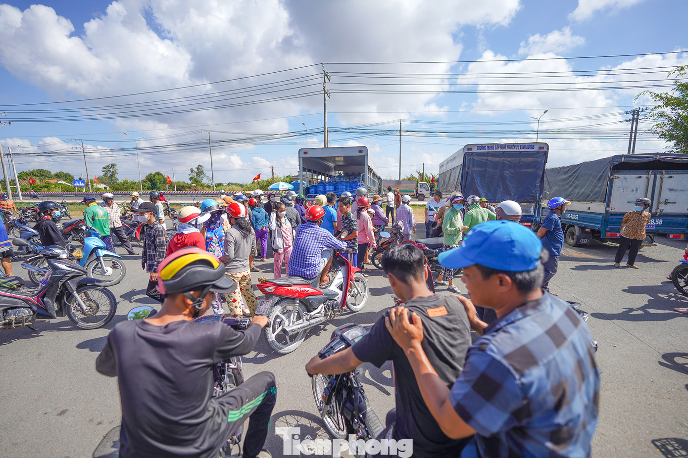 Vẫn như mọi ngày, nhiều người dân khu vực xã Tân Tập, huyện Cần Giuộc (tỉnh Long An) - nơi đang chịu ảnh hưởng nặng nề nhất từ hạn mặn - tập trung ra khu vực trước nhà văn hoá xã để chờ nhận nước ngọt.