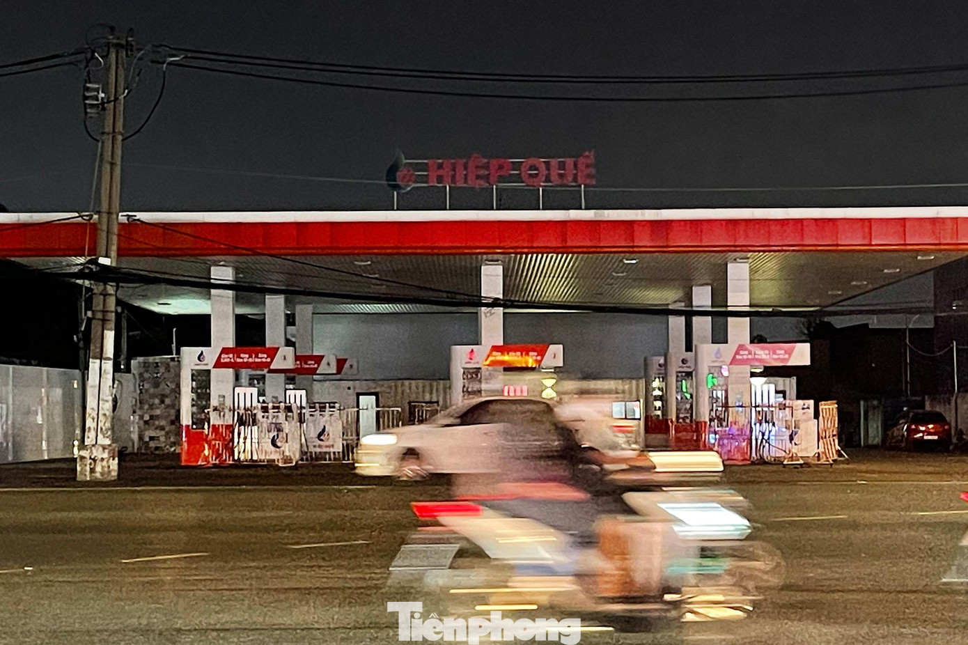 Cây xăng này nằm trên đường Trường Chinh (quận tân Bình), mới hơn 21h đã đóng cửa, tắt đèn.