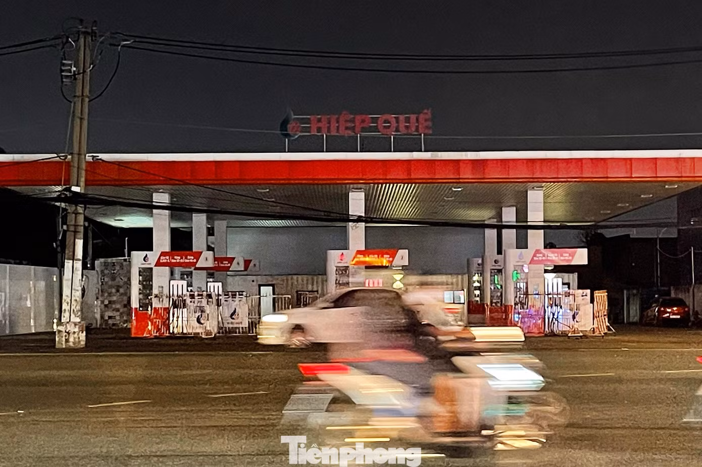 Cây xăng này nằm trên đường Trường Chinh (quận tân Bình), mới hơn 21h đã đóng cửa, tắt đèn. Cây xăng này nằm trên đường Trường Chinh (quận tân Bình), mới hơn 21h đã đóng cửa, tắt đèn.
